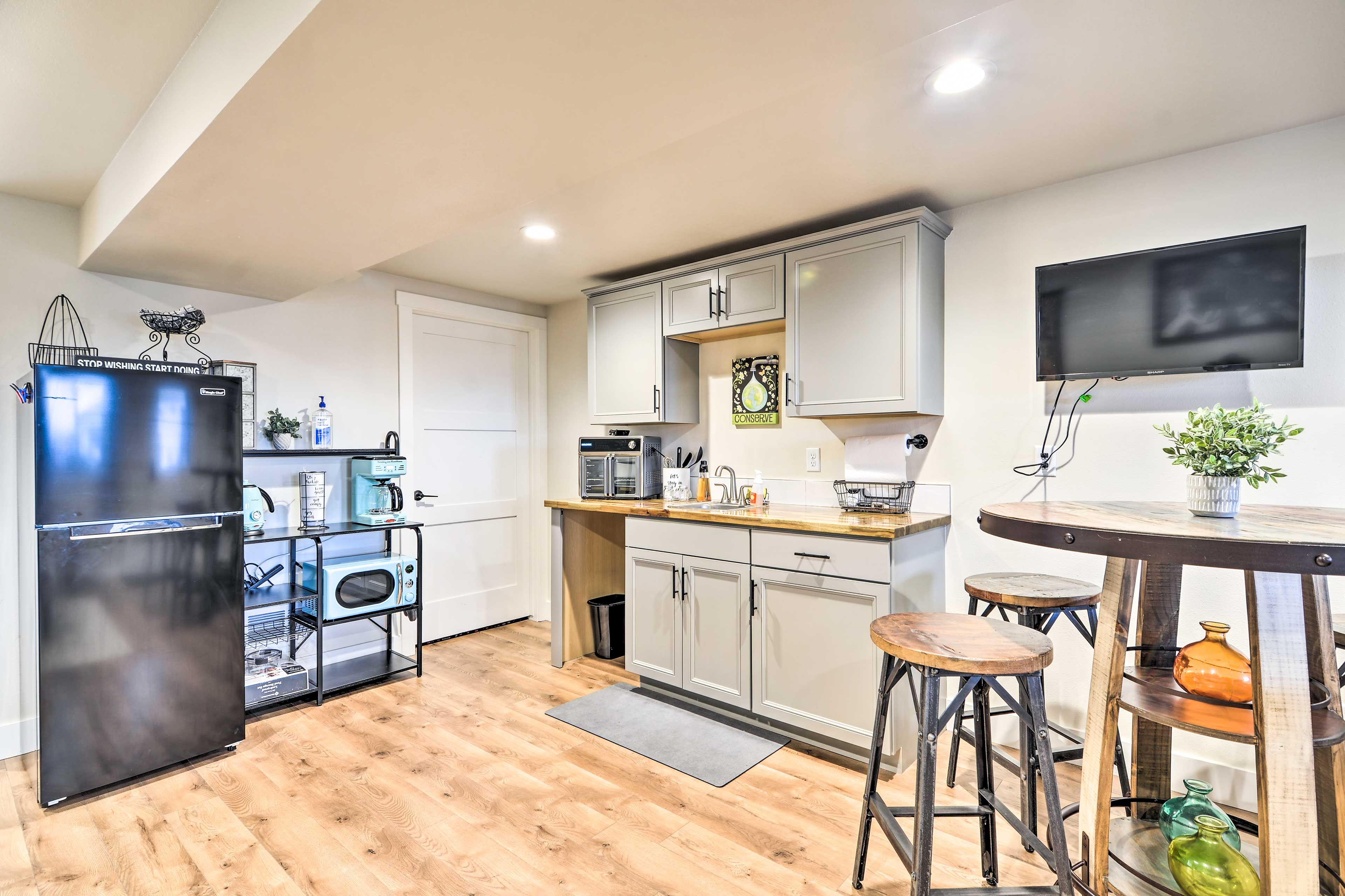 Kitchenette | Well-Equipped