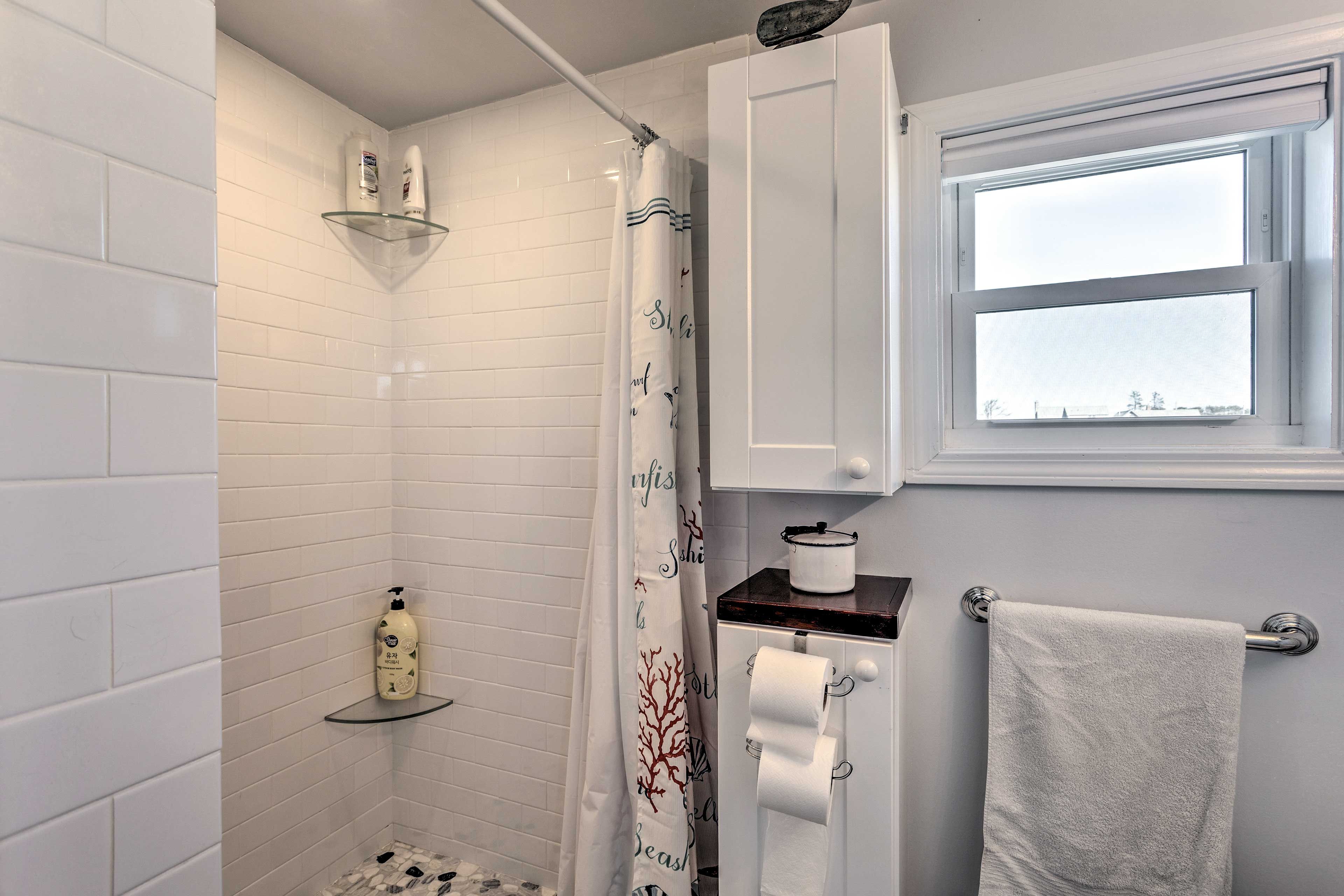 Full Bathroom | Complimentary Toiletries | 1st Floor