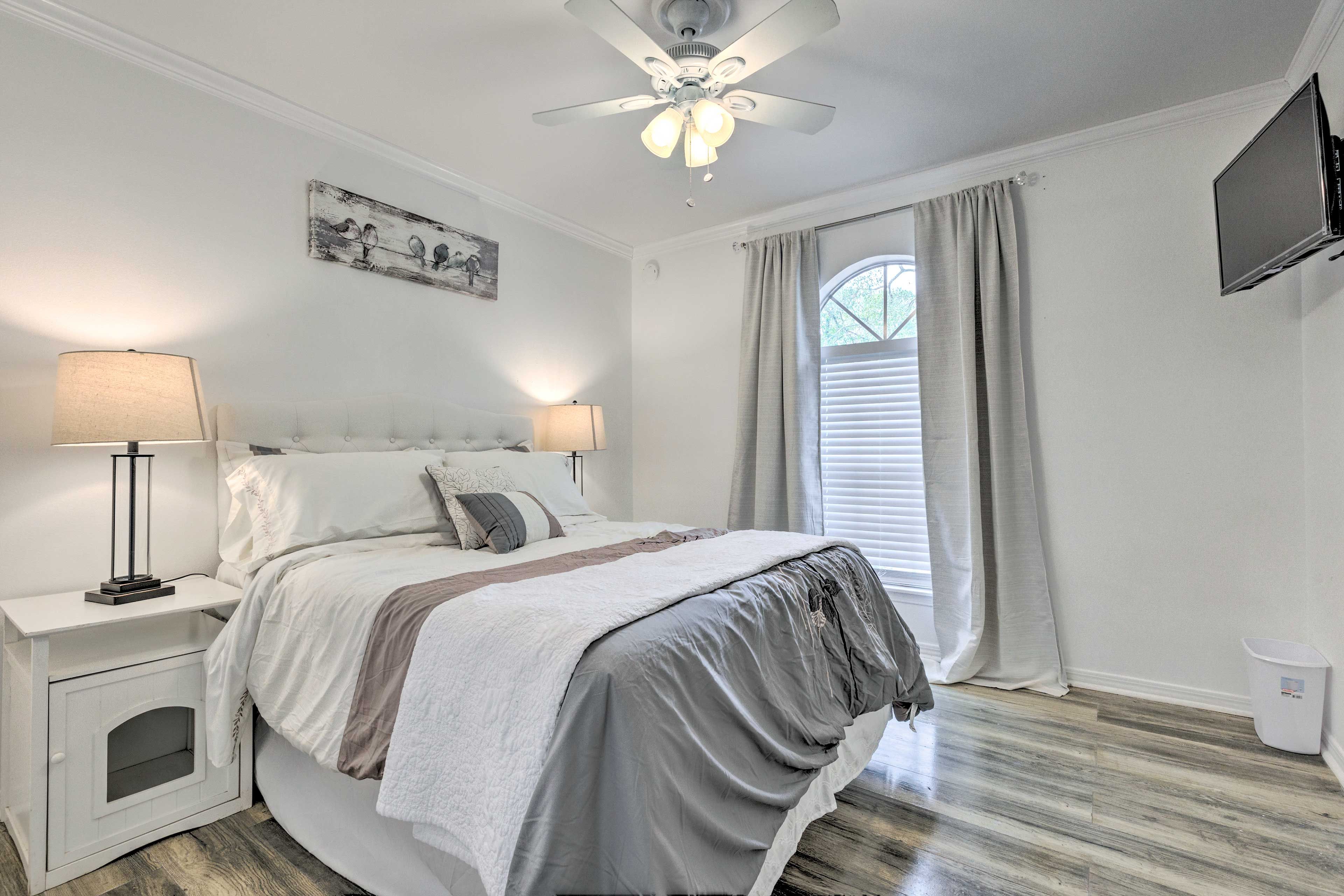 Bedroom 2 | Queen Bed | Flat-Screen TV w/ Cable