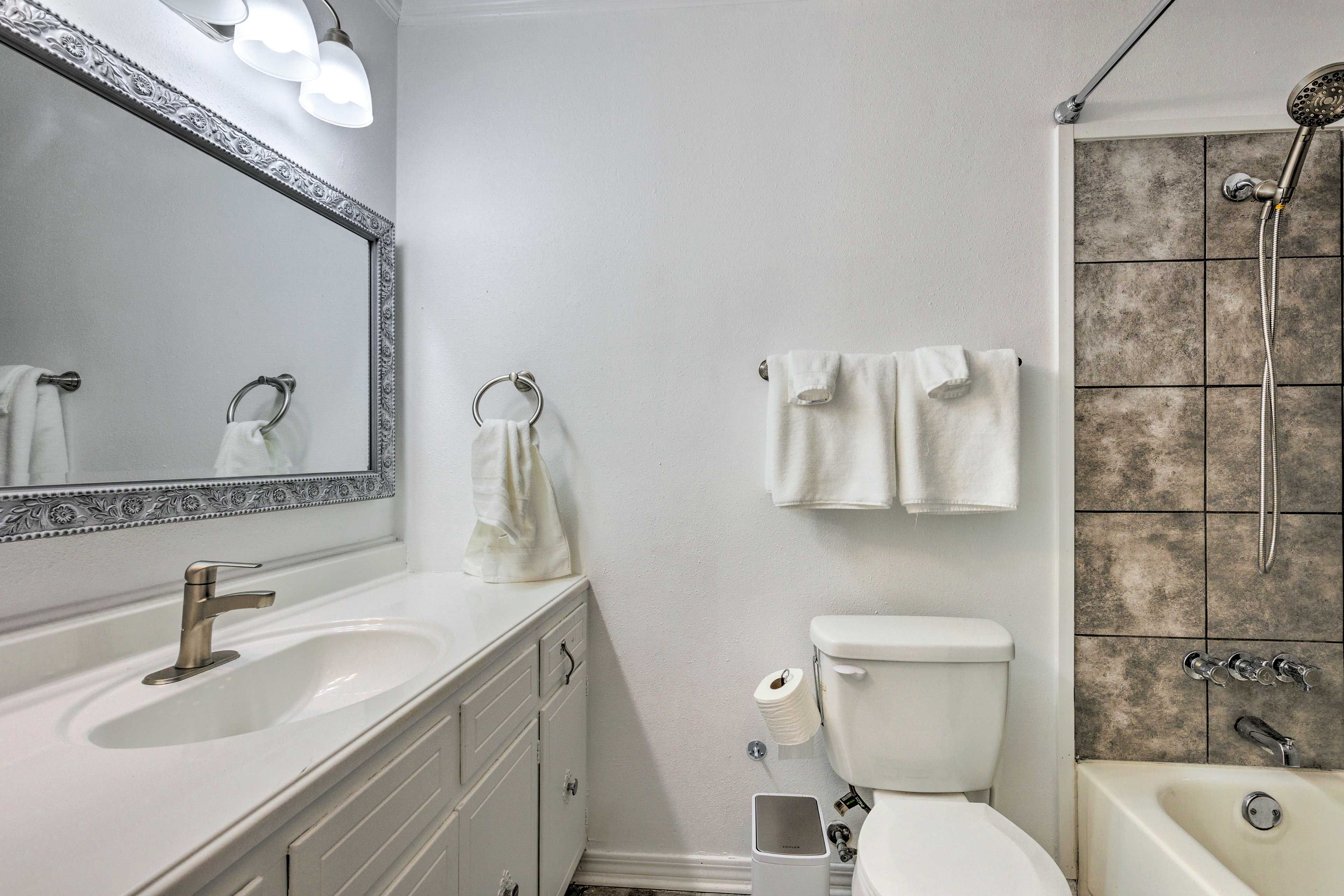 Full Bathroom | Complimentary Toiletries