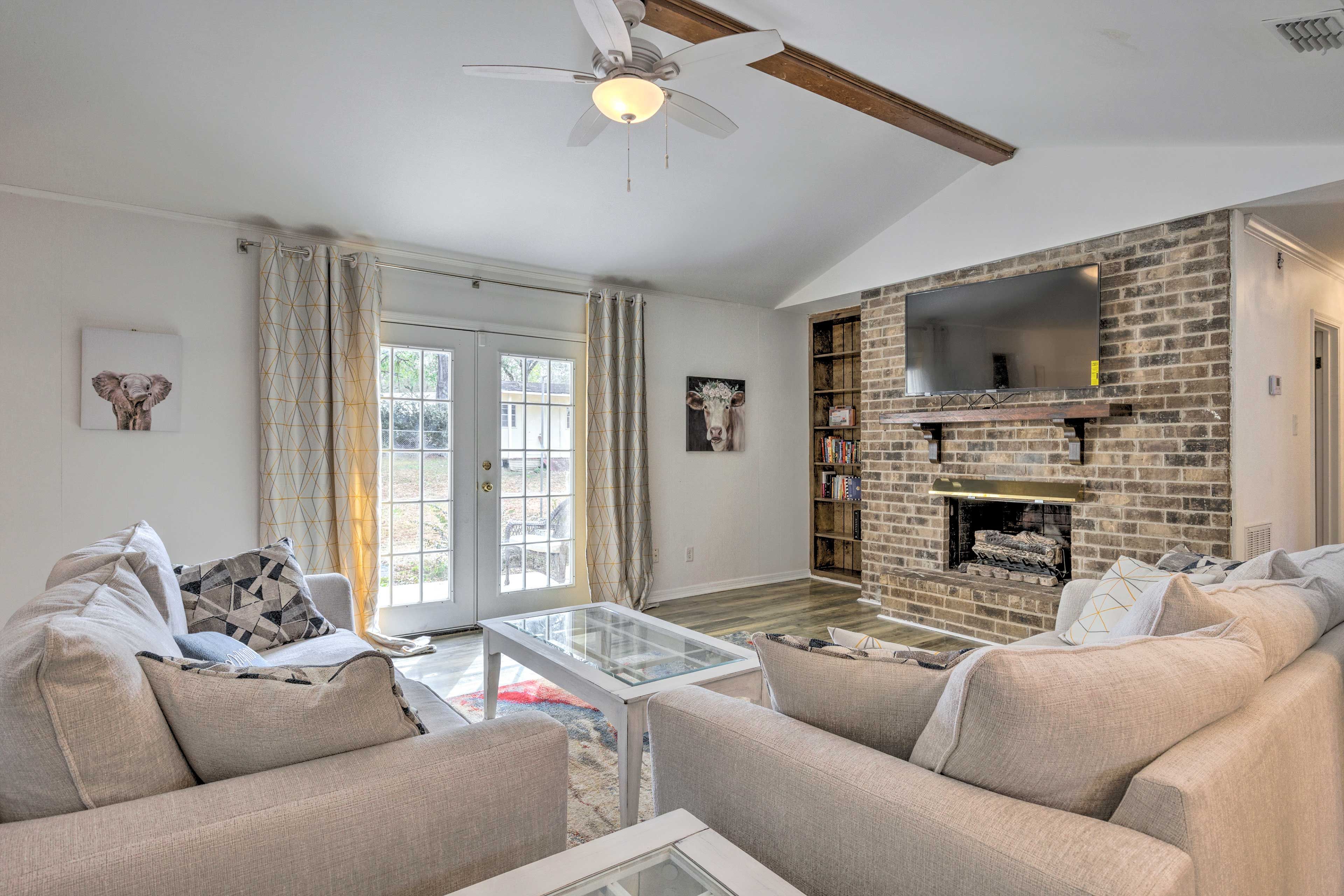 Living Room | Flat-Screen TV w/ Cable | Fireplace (Decorative Only)