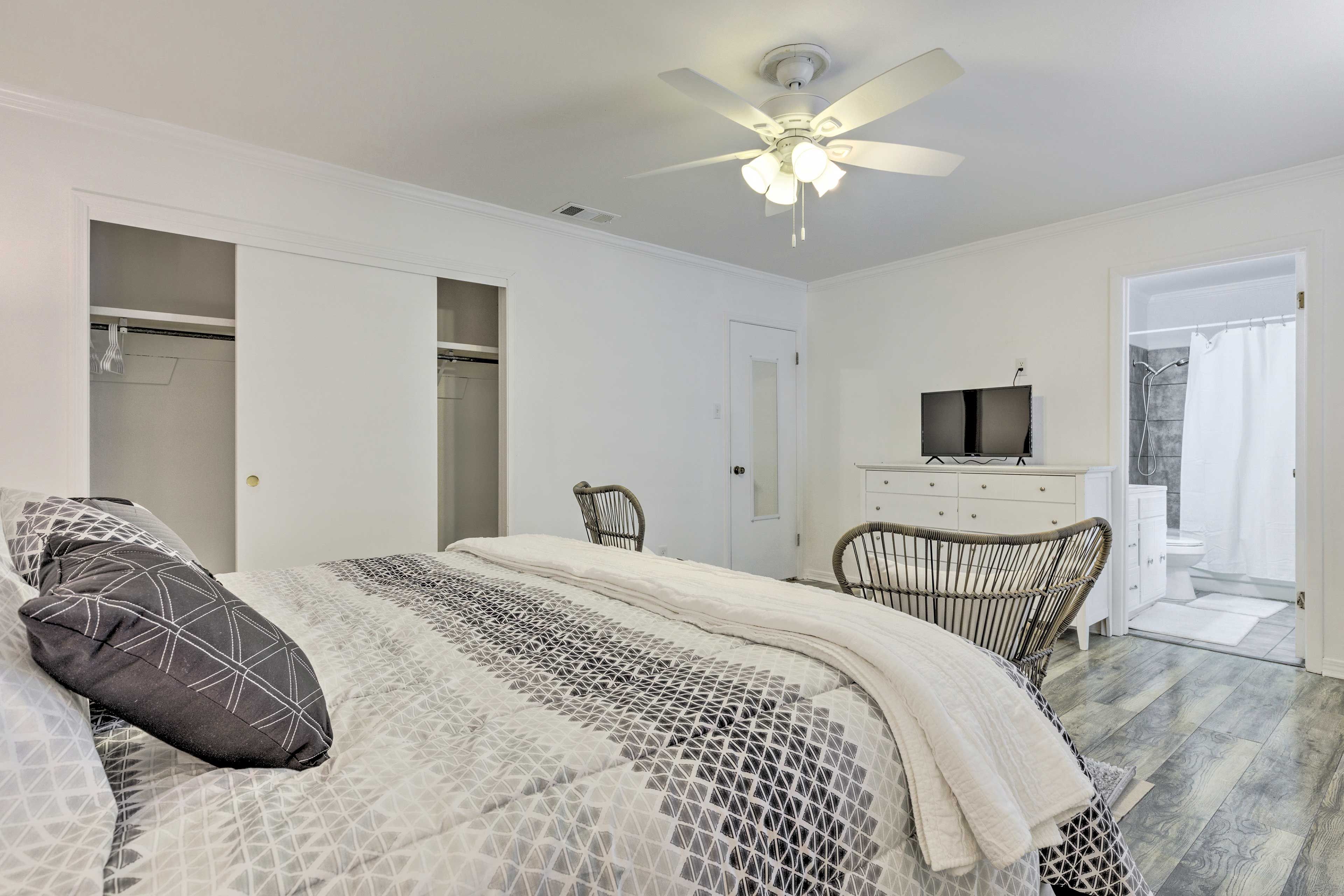 Bedroom 1 | Flat-Screen TV w/ Cable | En-Suite Bathroom