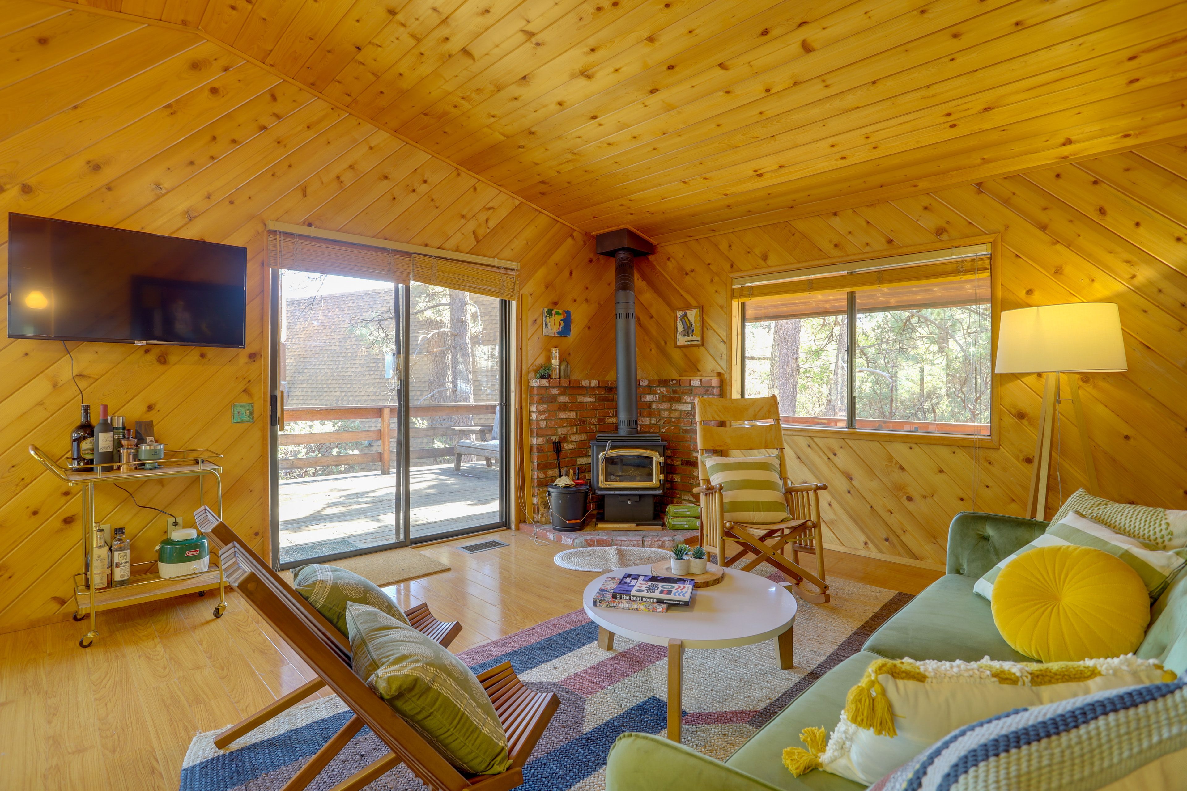 Living Room | Single-Story Cabin | Open Floor Plan | Free WiFi
