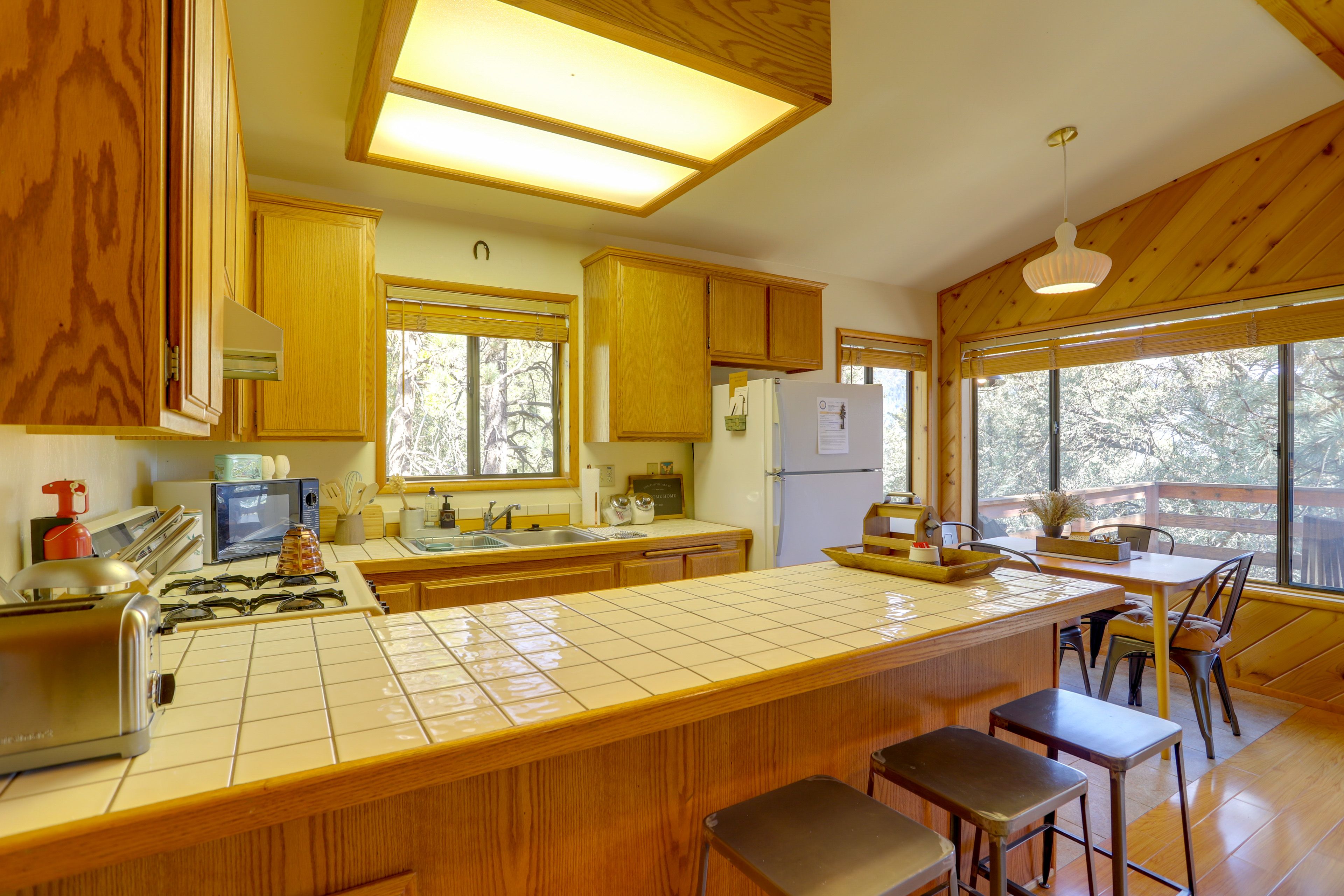 Kitchen | Well-Equipped | Cooking Basics | Dishware/Flatware | Toaster