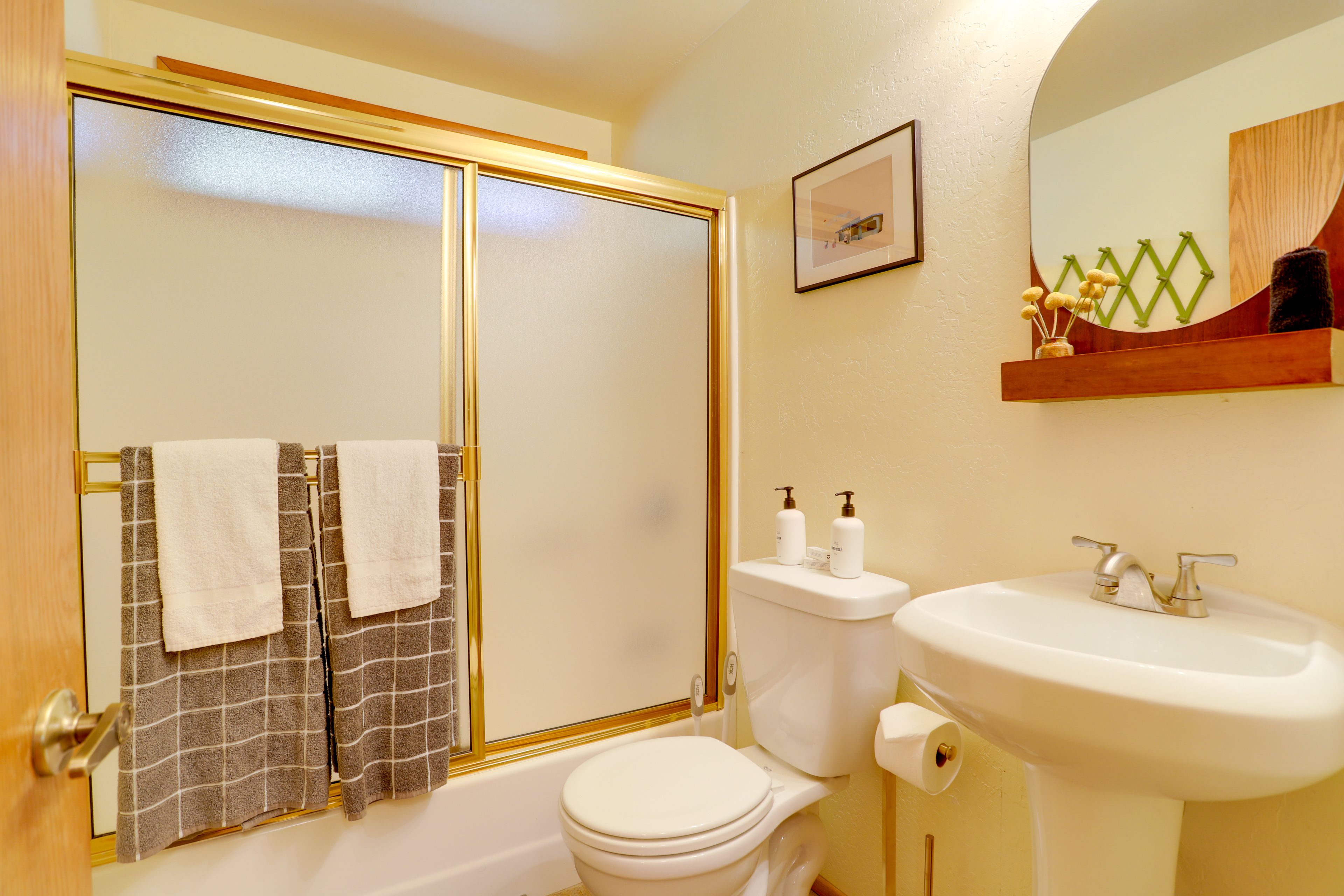 Full Bathroom | Towels Provided