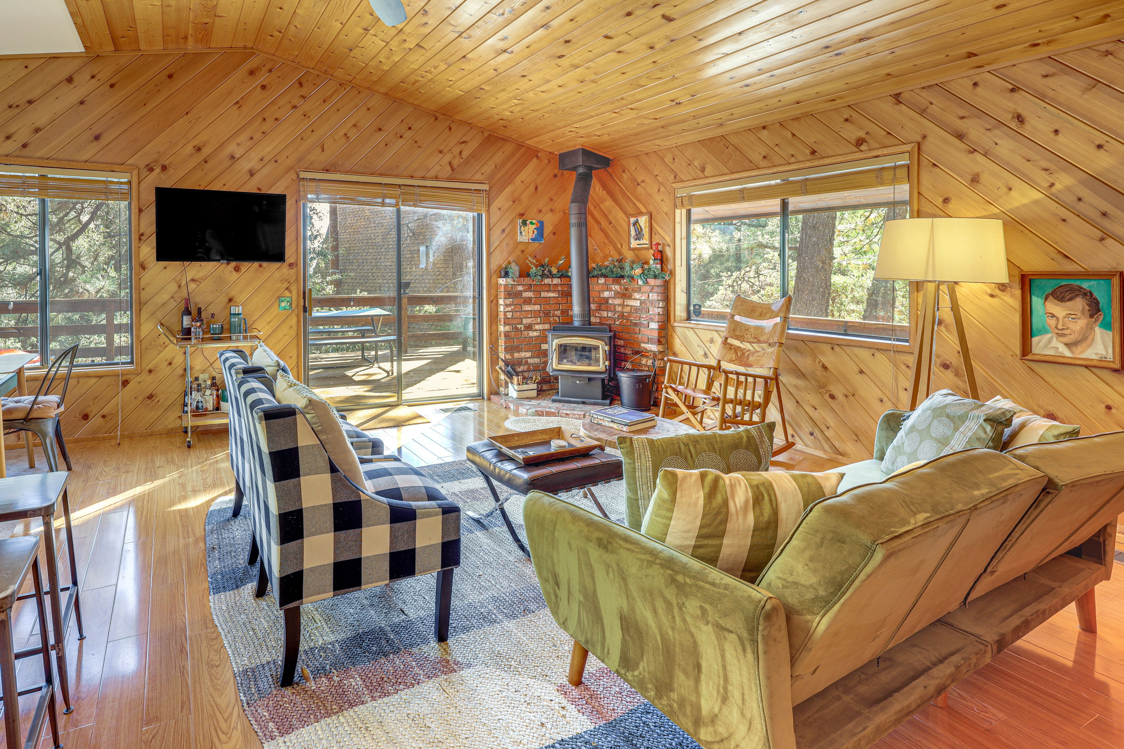 Living Room | Single-Story Cabin | Open Floor Plan | Free WiFi