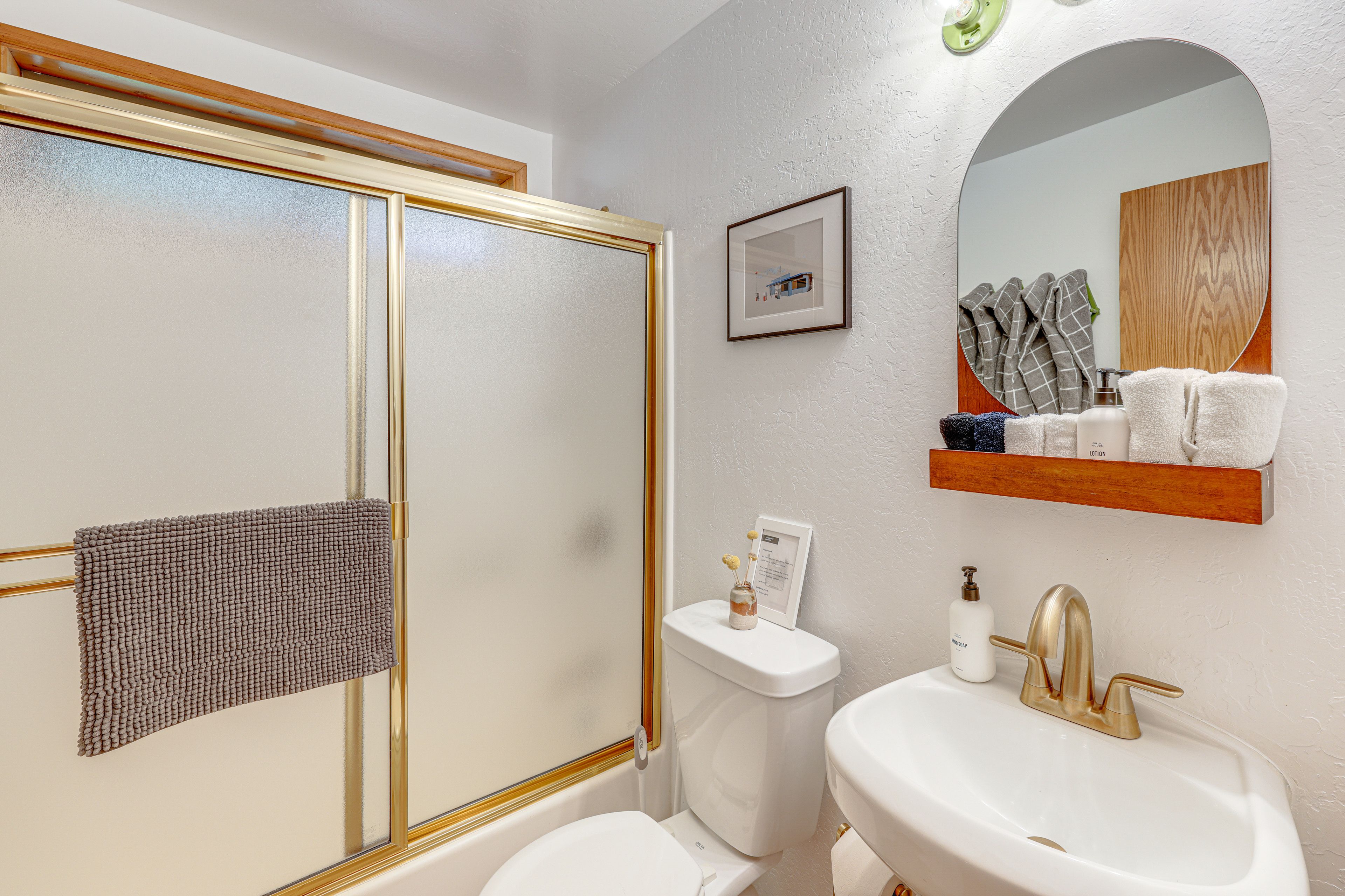 Full Bathroom | Towels Provided