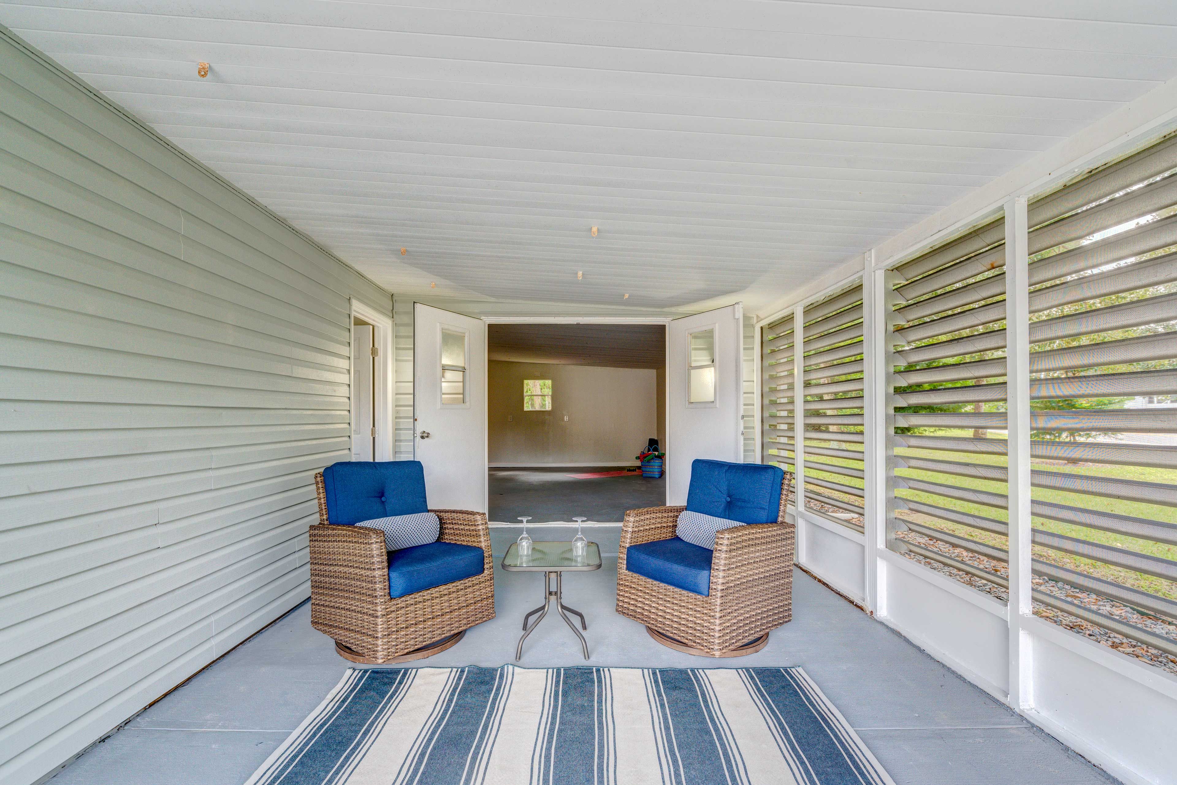 Screened-In Porch | Outdoor Seating Area