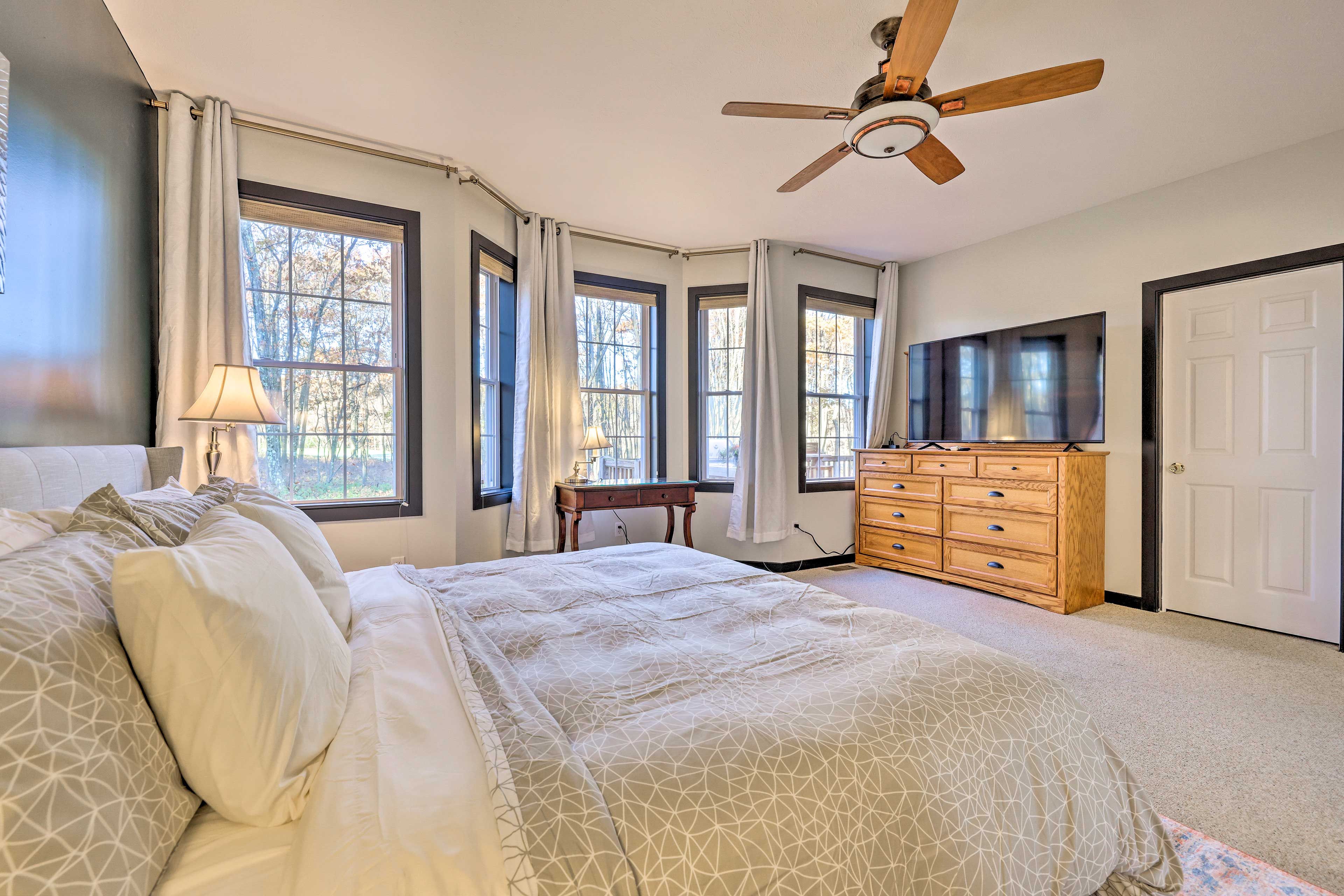 Bedroom 1 | Smart TV
