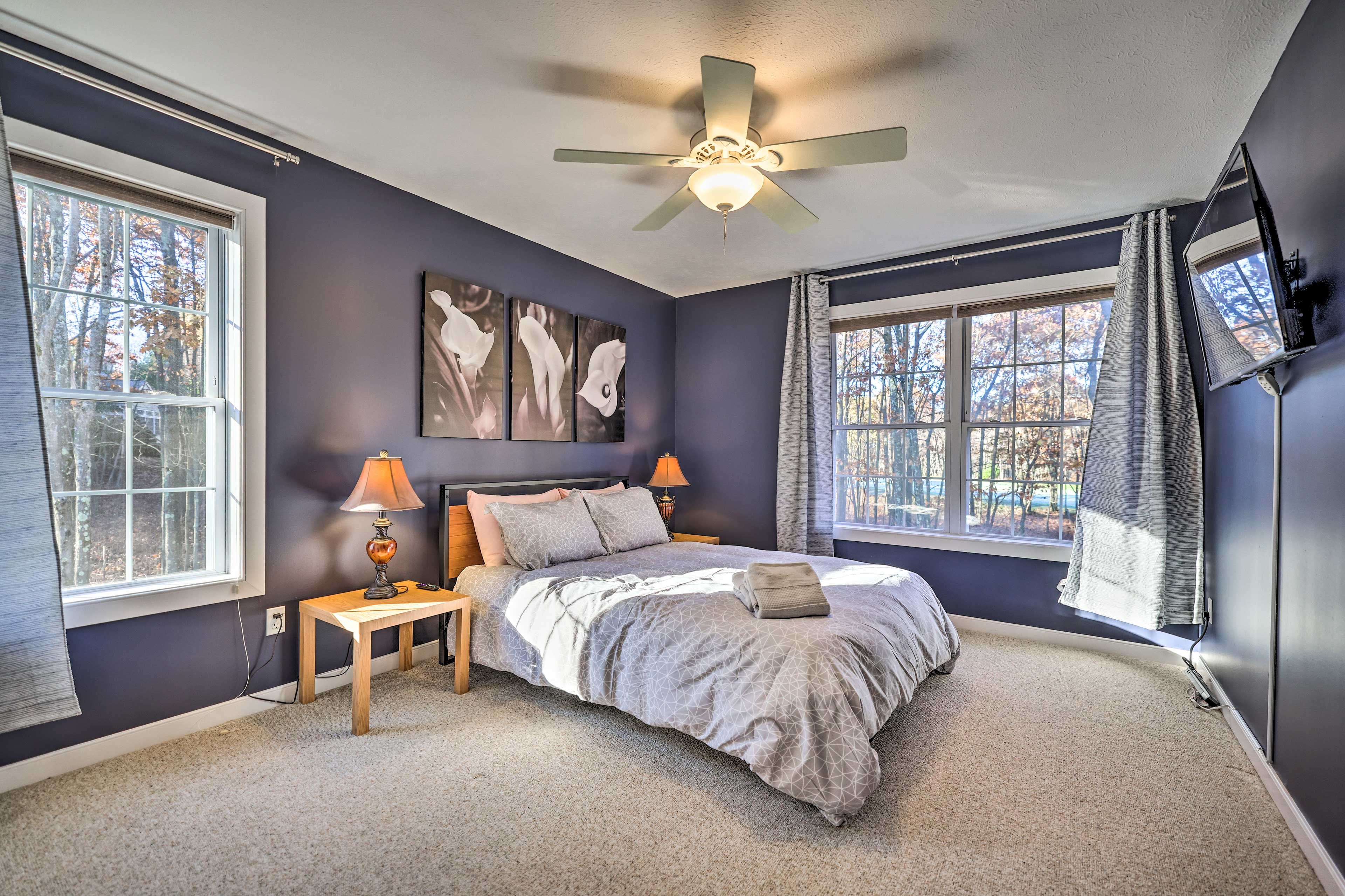 Bedroom 2 | 2nd Floor | Queen Bed | Smart TV