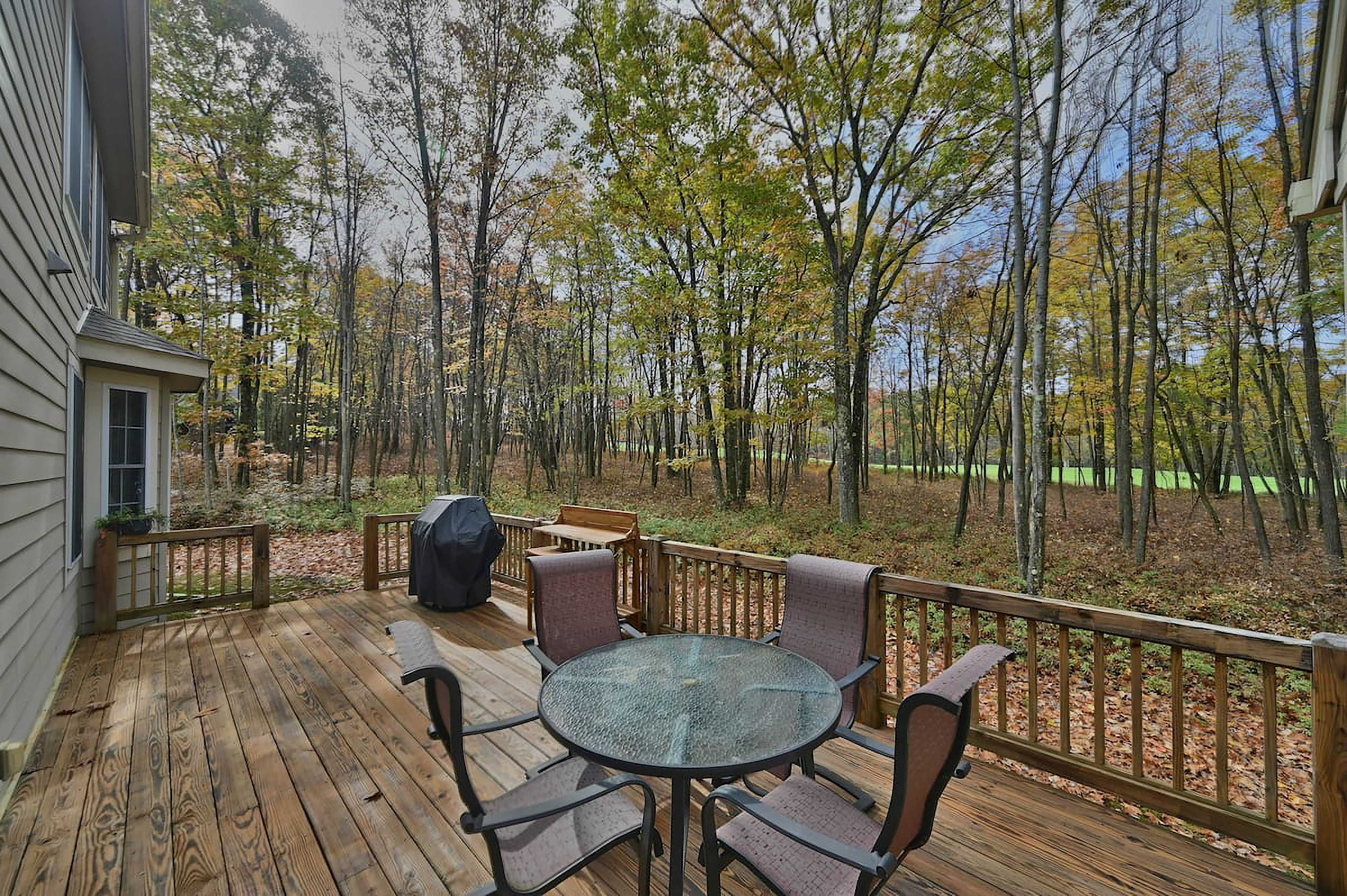 Deck | Gas Grill | Private Yard