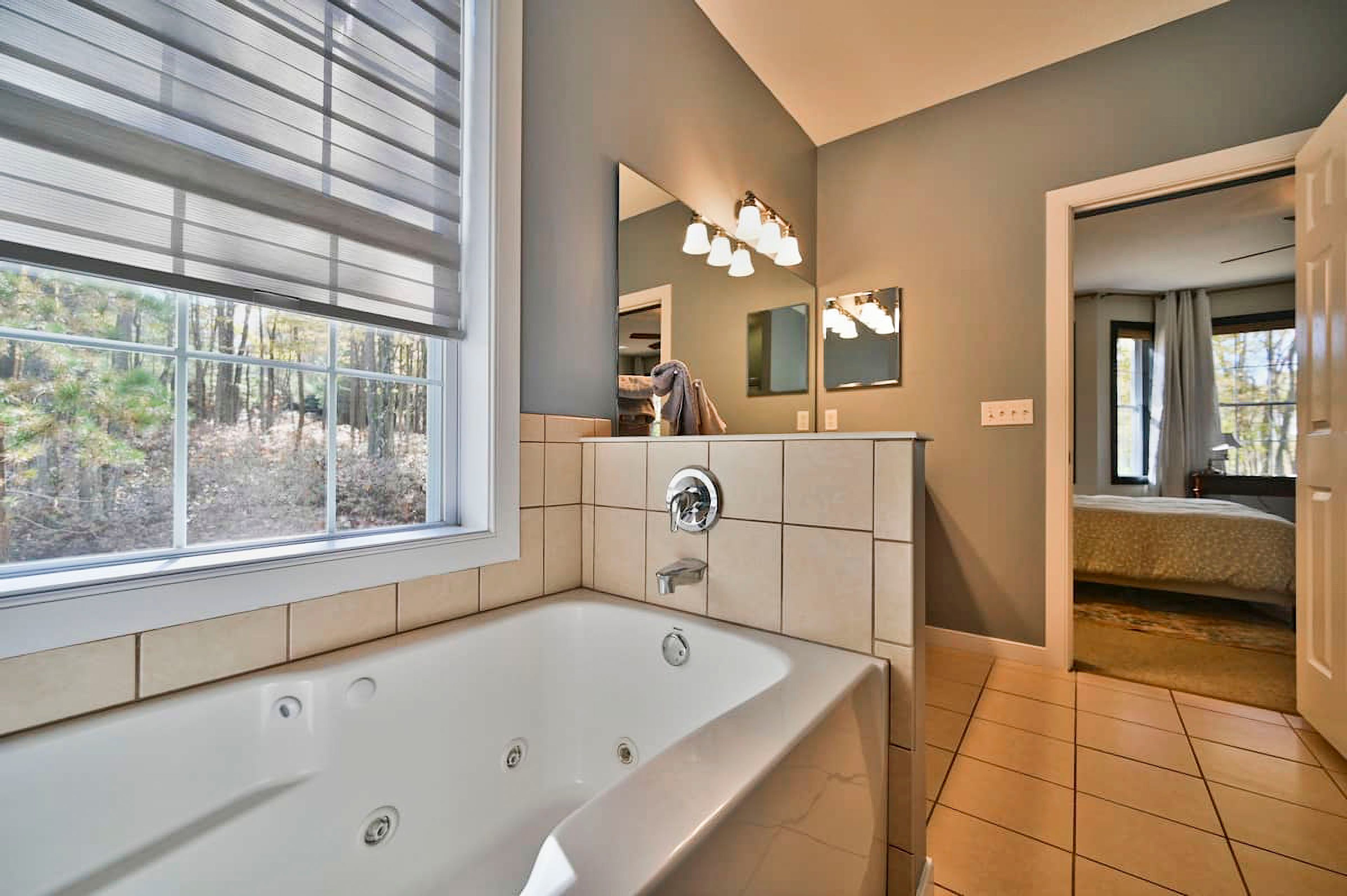 Full Bathroom | Jetted Tub