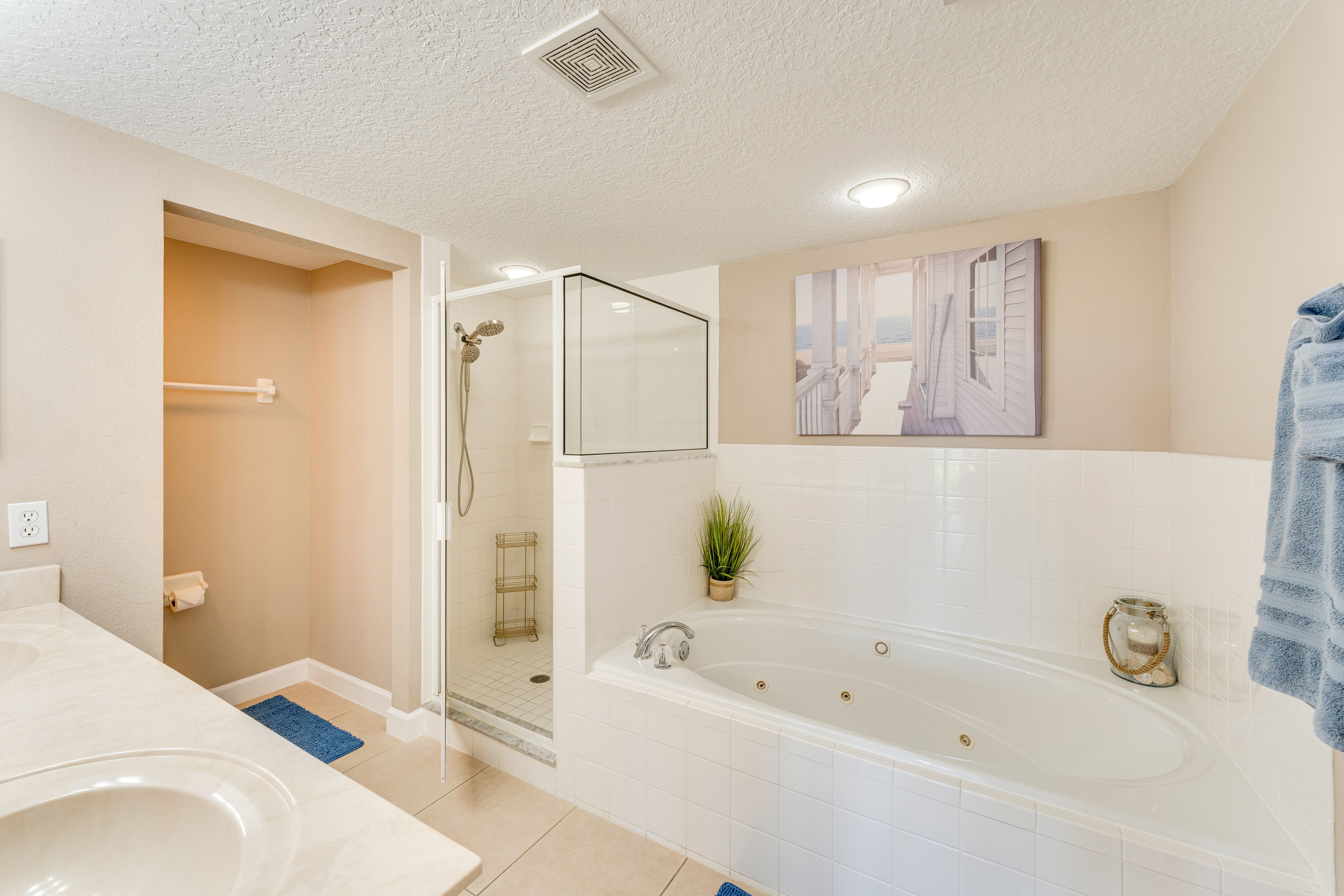 Full Bathroom | Access via Bedroom 1 | Jetted Tub | Towels Provided
