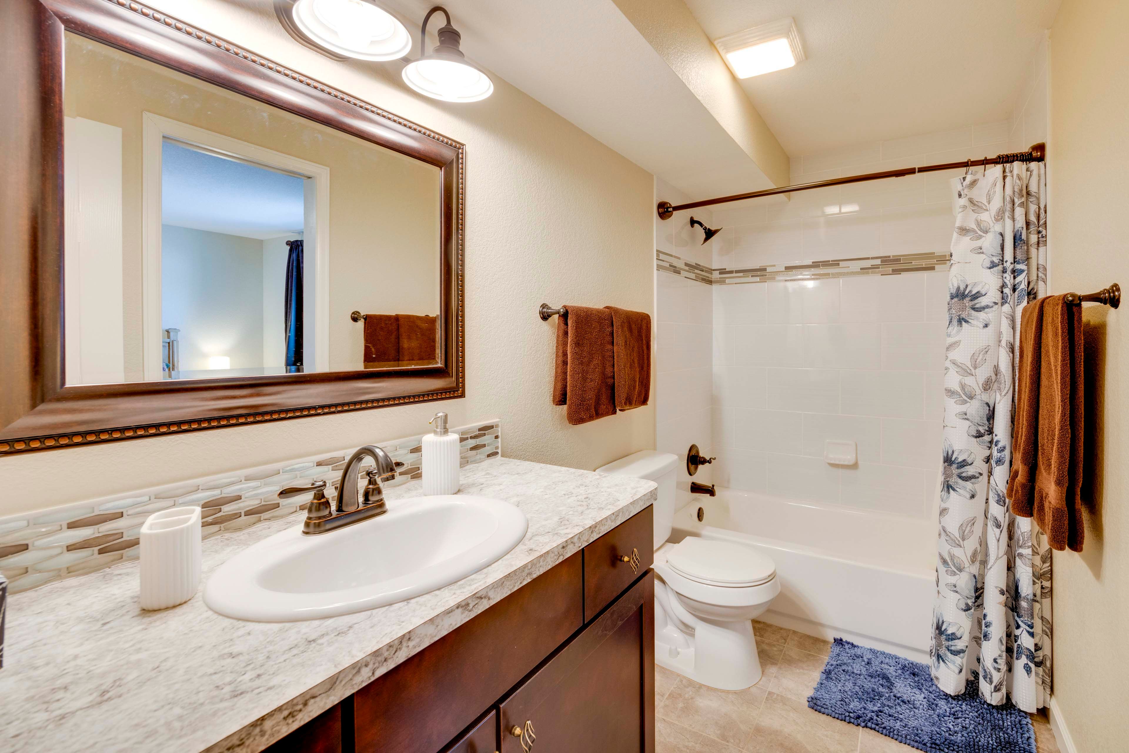 Full Bathroom | Complimentary Toiletries