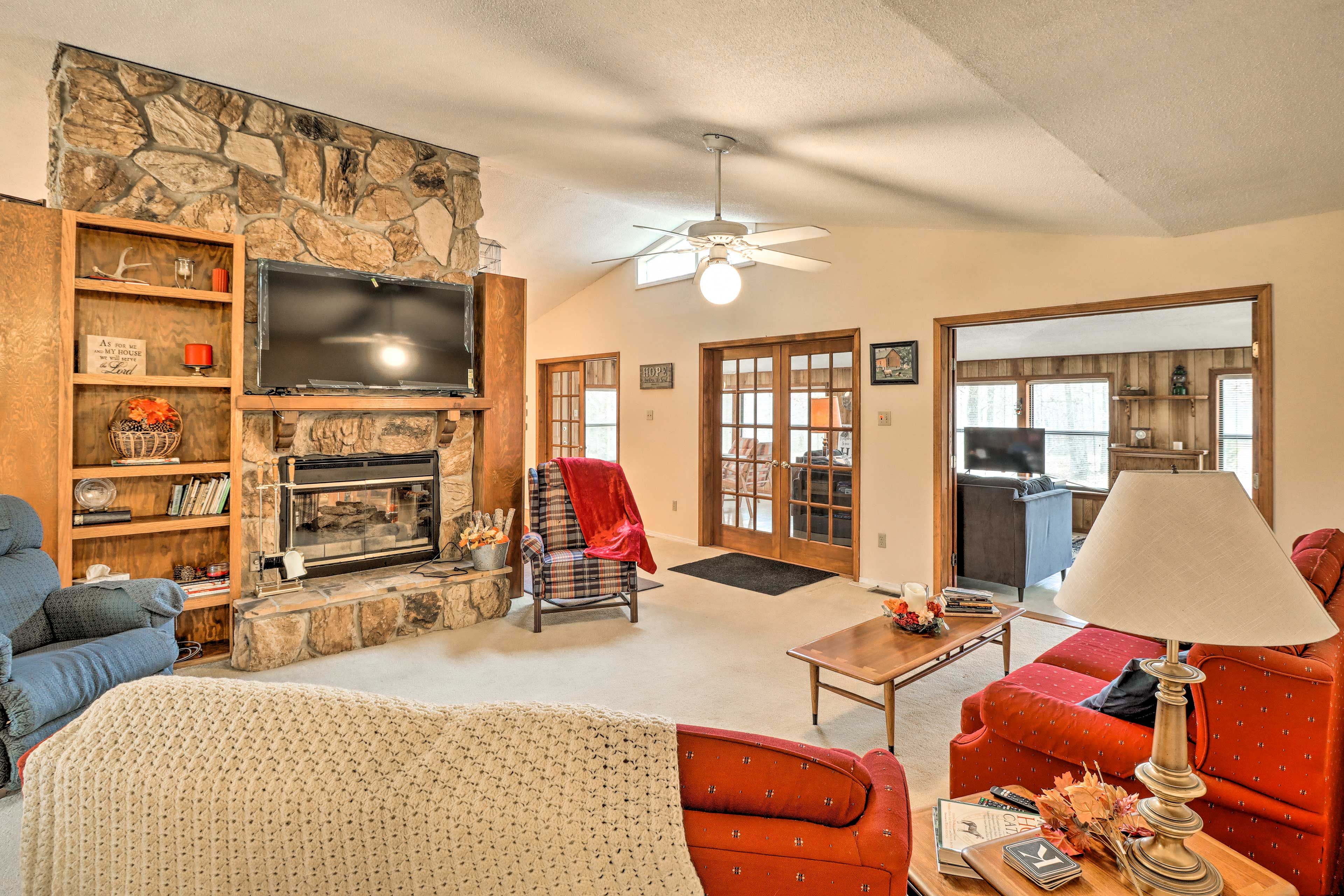 Poplar Bluff Vacation Rental | 2BR | 2BA | 2,558 Sq Ft | Access Only By Stairs