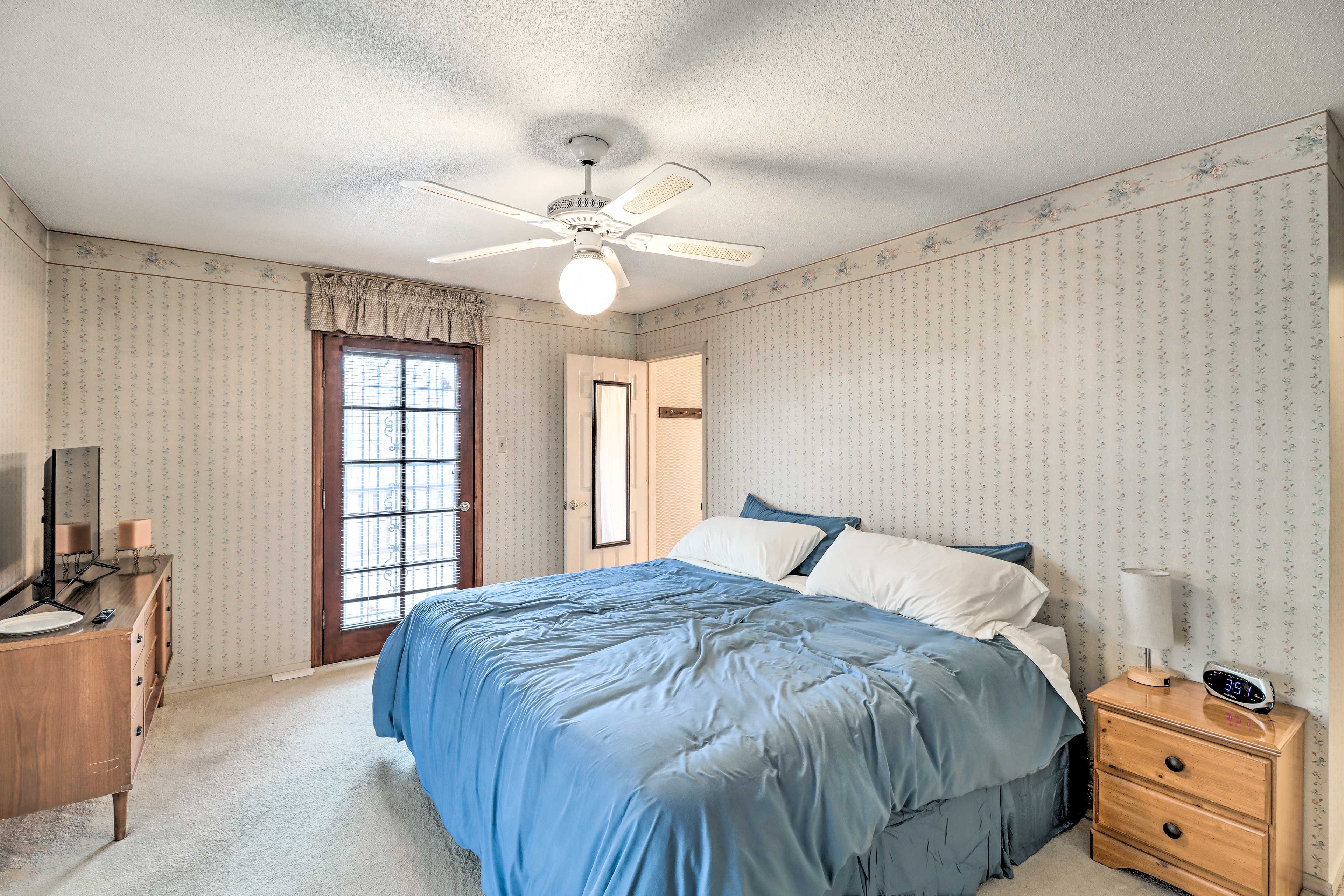 Bedroom 1 | King Bed | Smart TV
