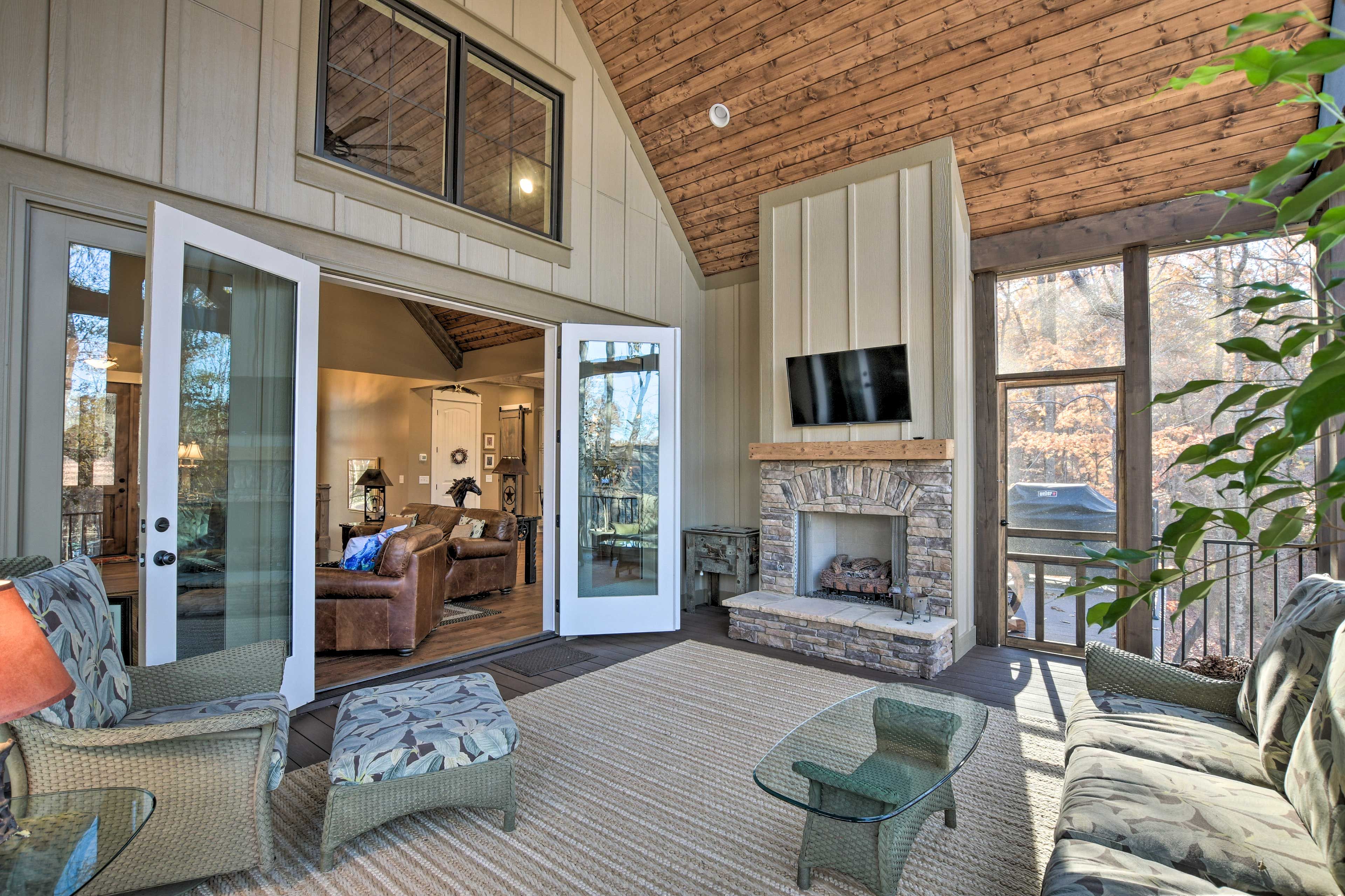 Screened-In Deck w/ Fireplace & Smart TV