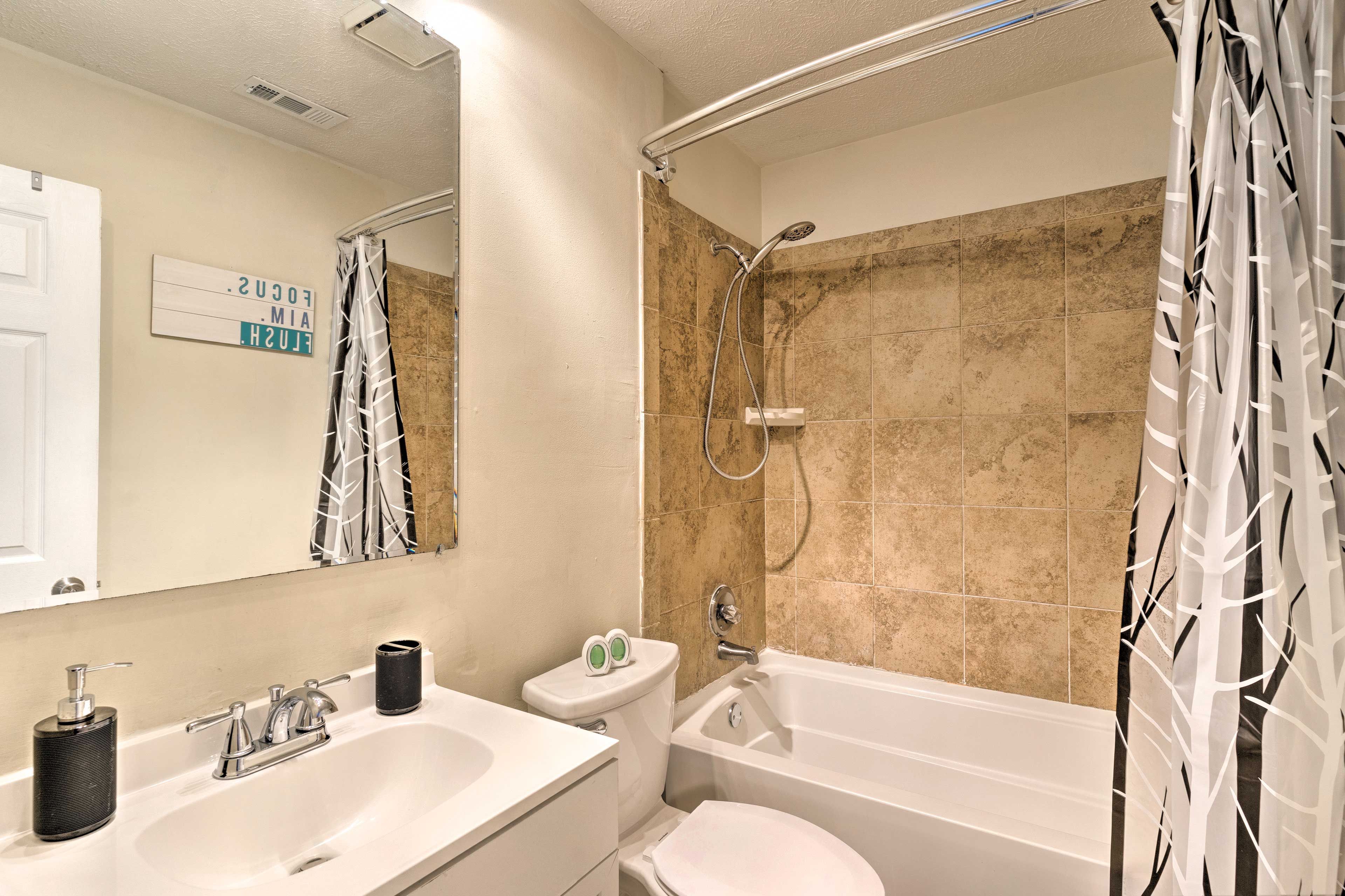 Full Bathroom | Complimentary Toiletries | Towels Provided