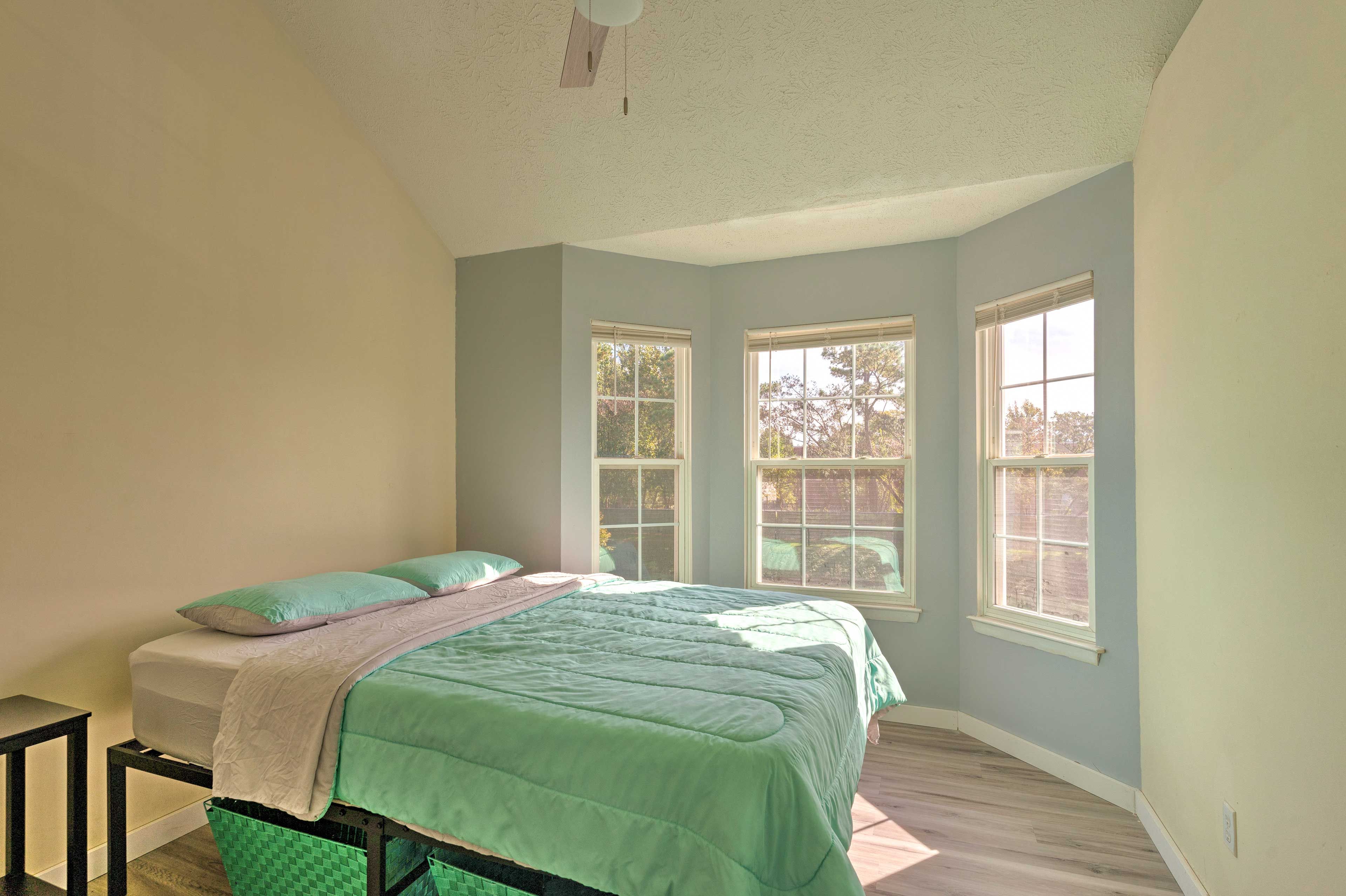 Bedroom 1 | Queen Bed | Main Floor | No Stairs to Access