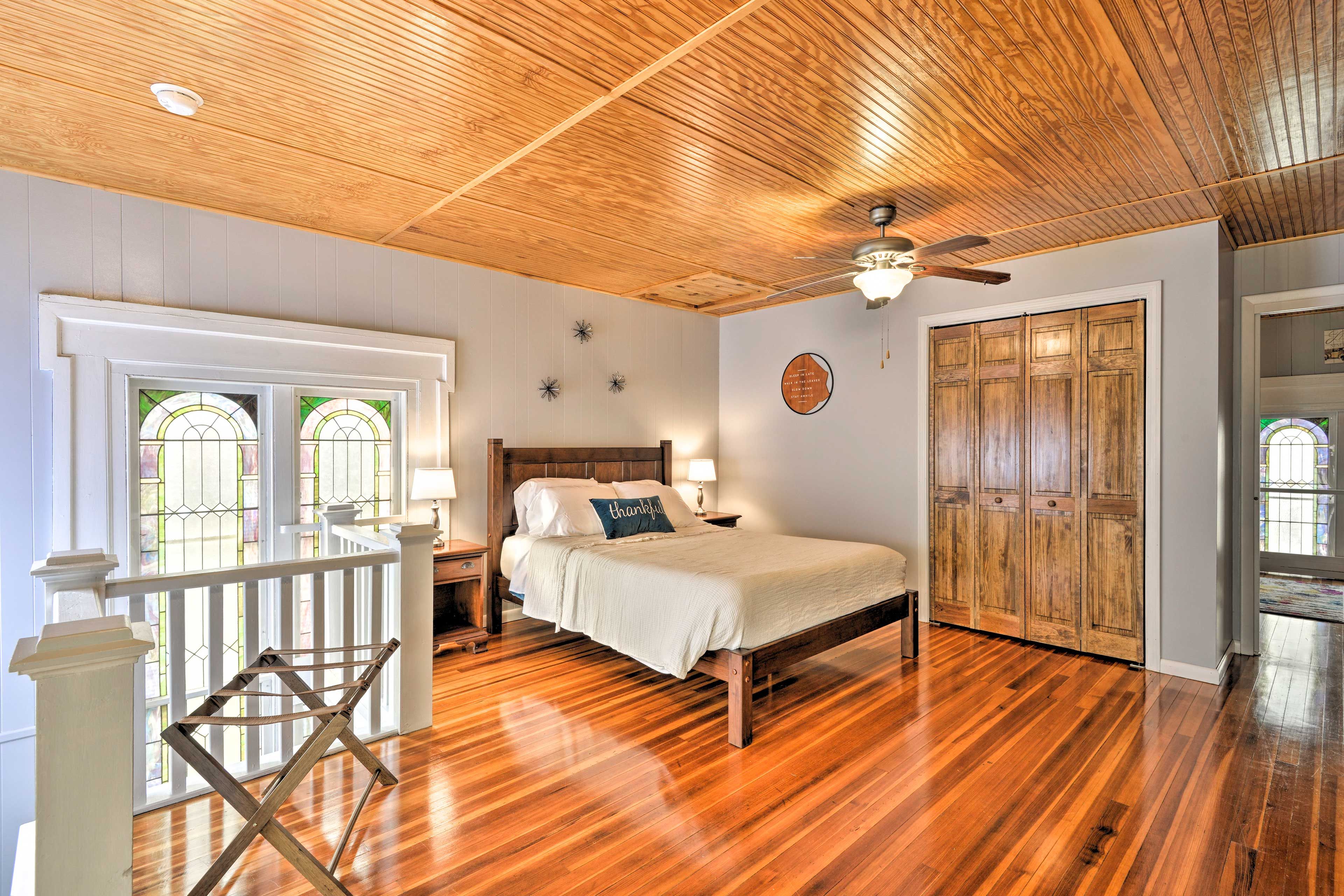 Loft | Queen Bed | Staircase to Access