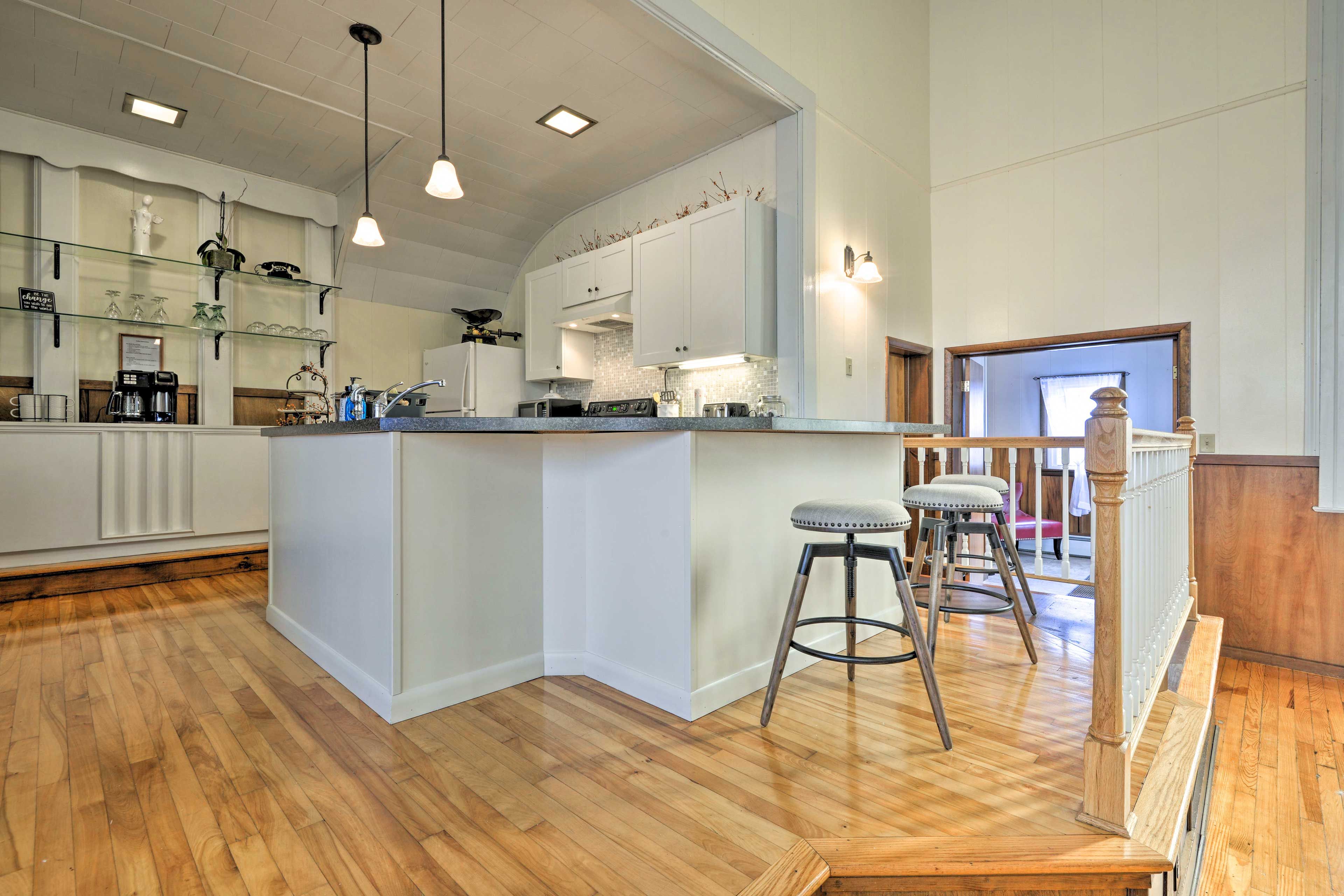 Kitchen | 3-Person Breakfast Bar