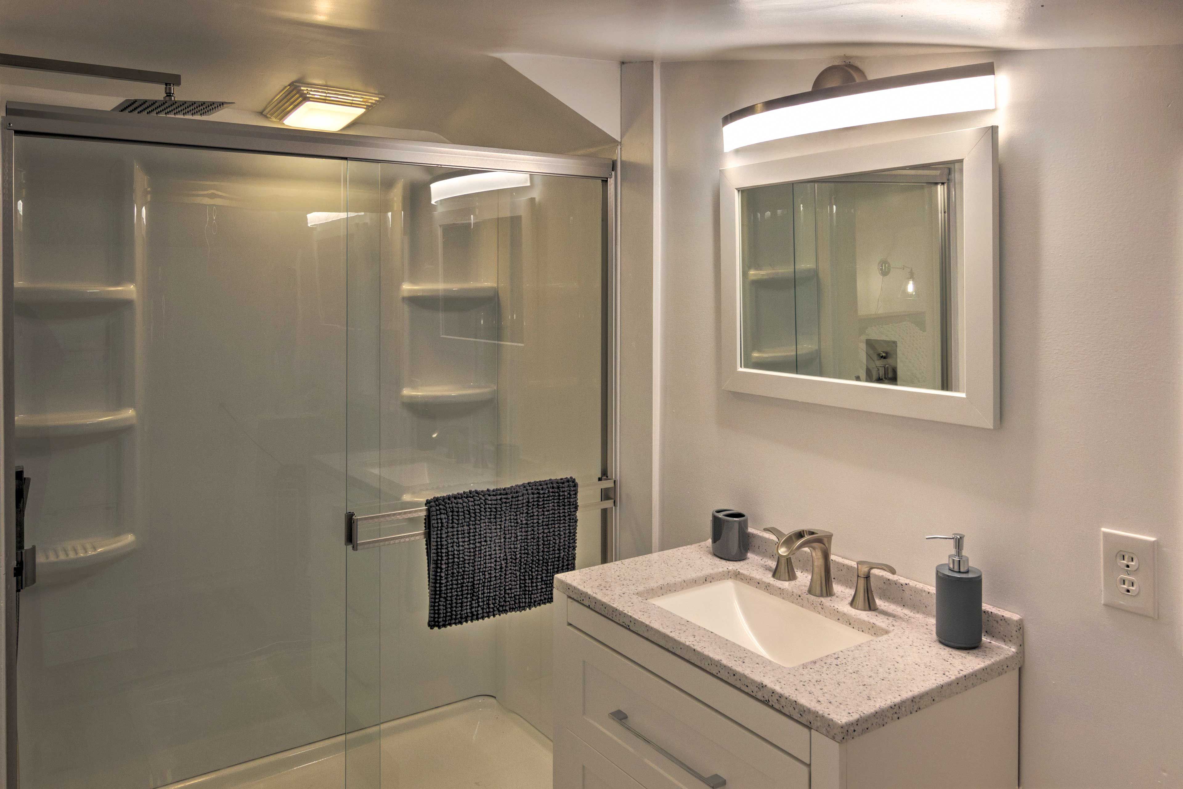 Full Bathroom | Towels Provided