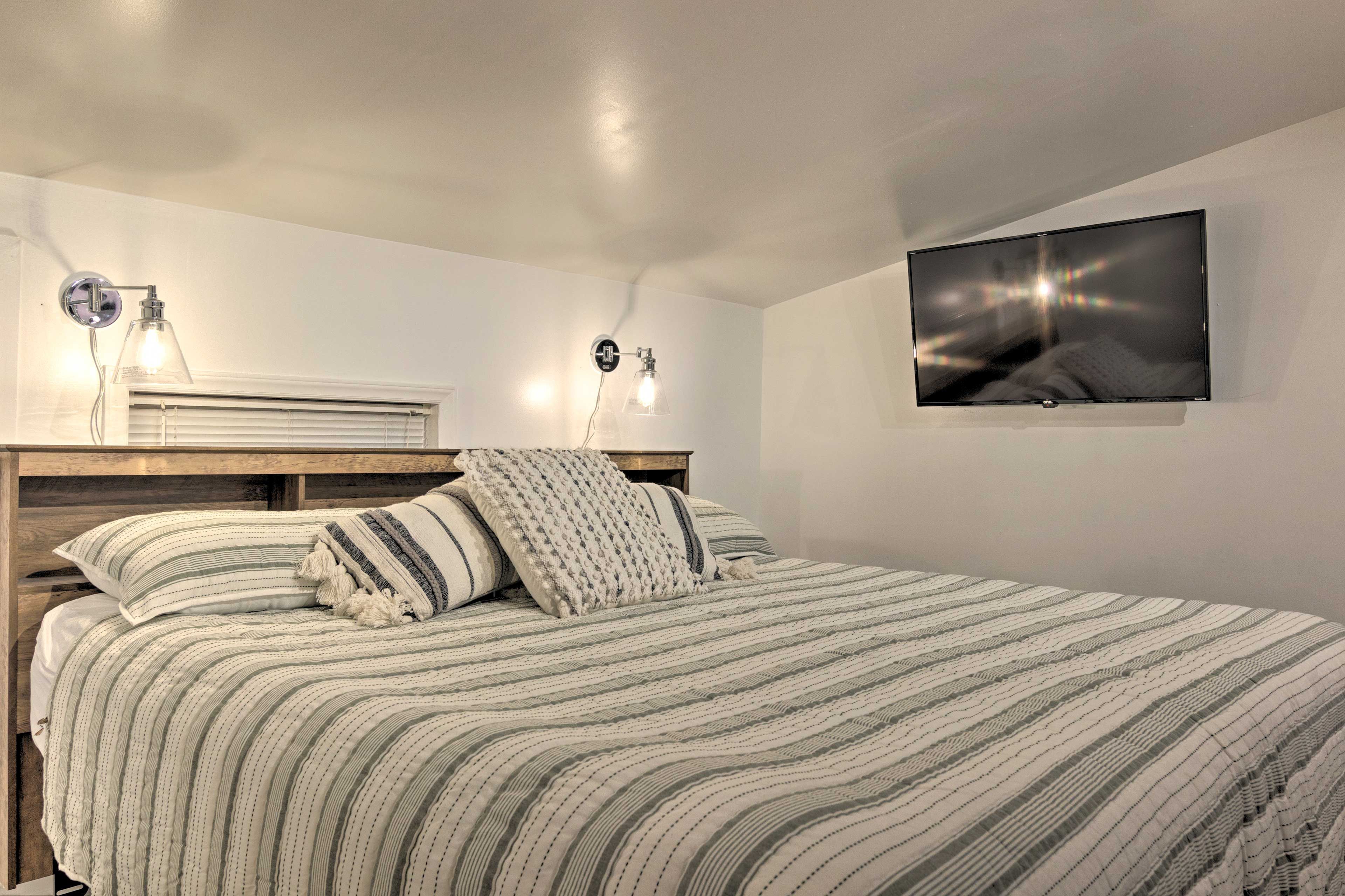 Studio | King Bed | Linens Provided