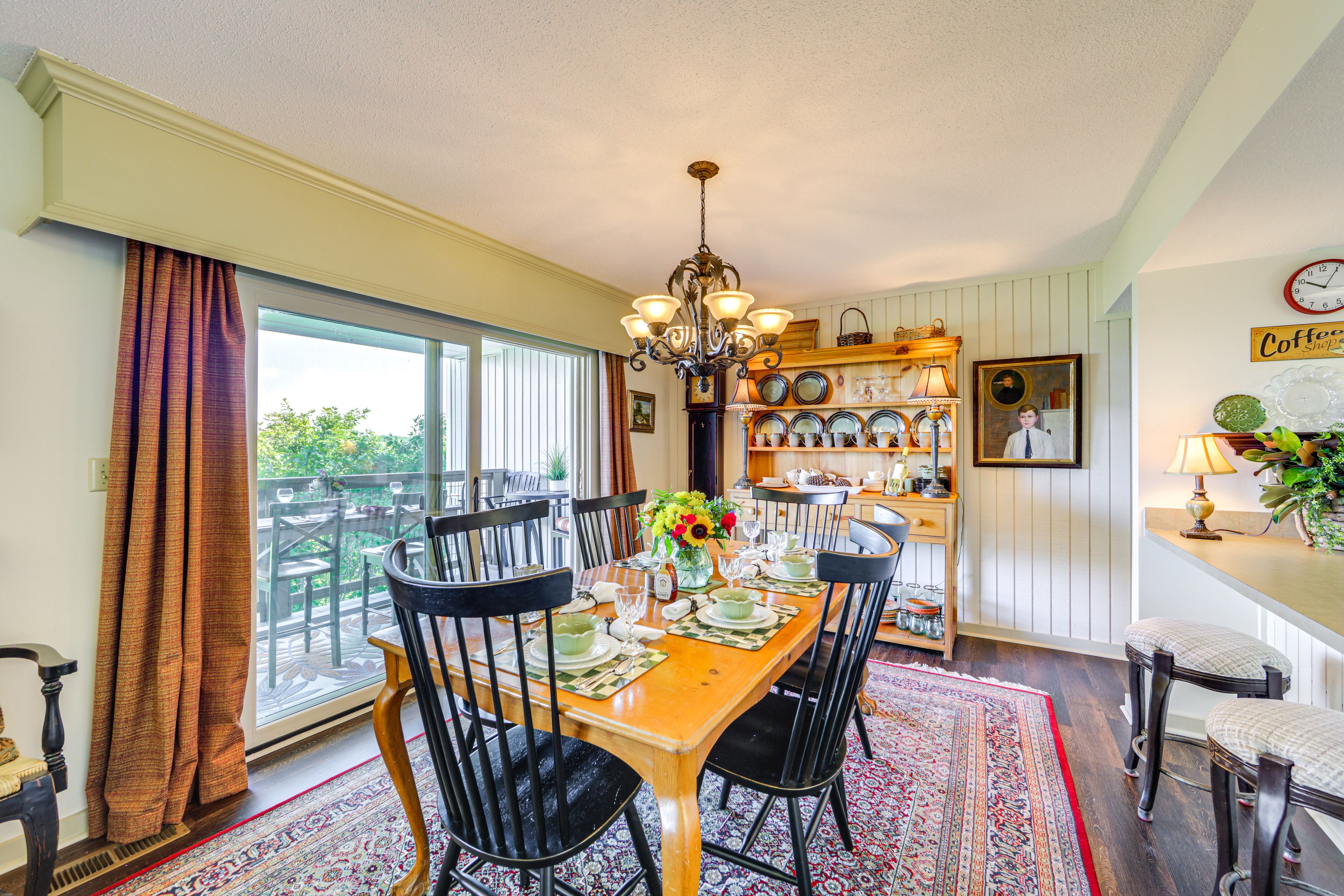 Dining Area | Dishware Provided