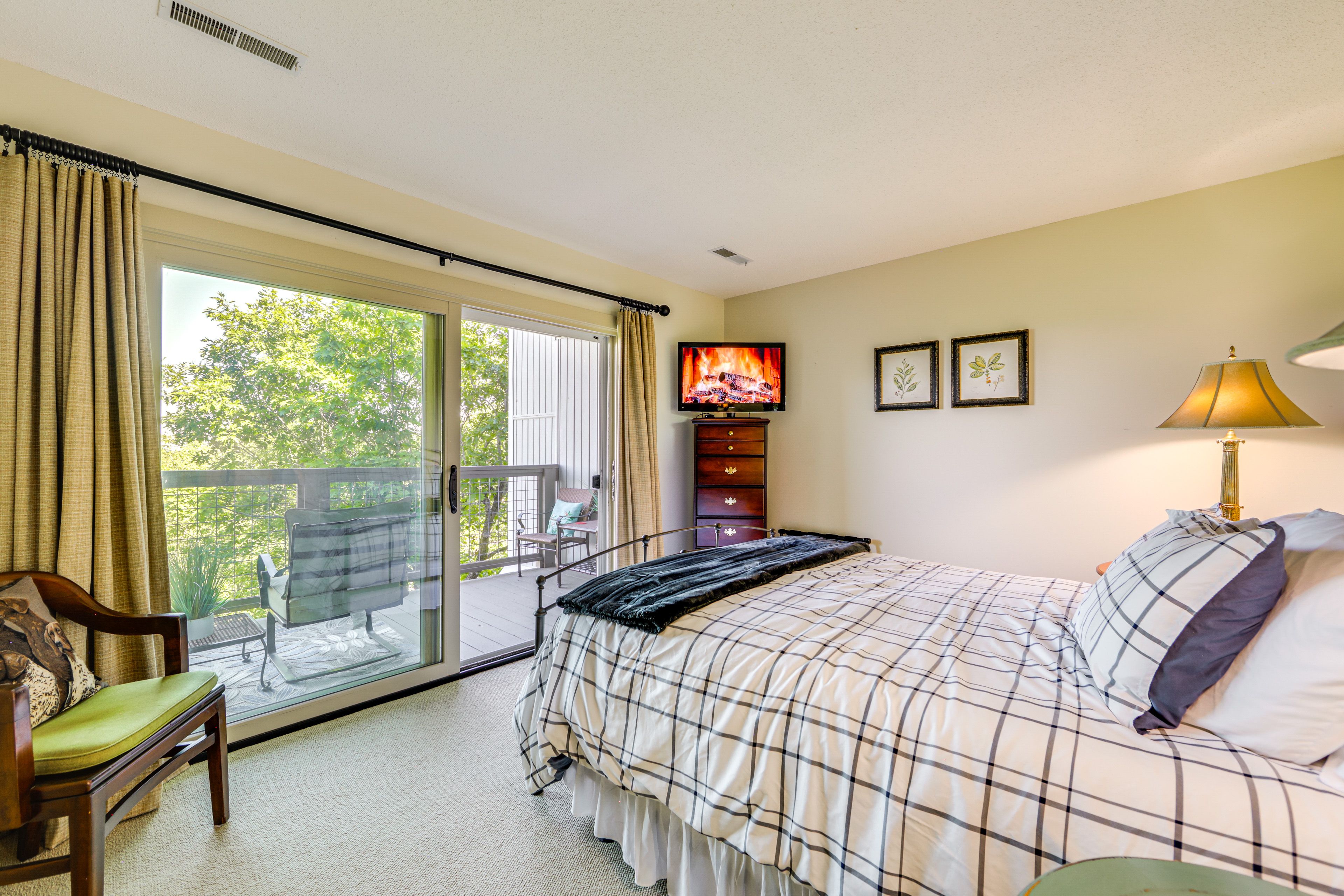 Bedroom 1 | Queen Bed | Upper Level
