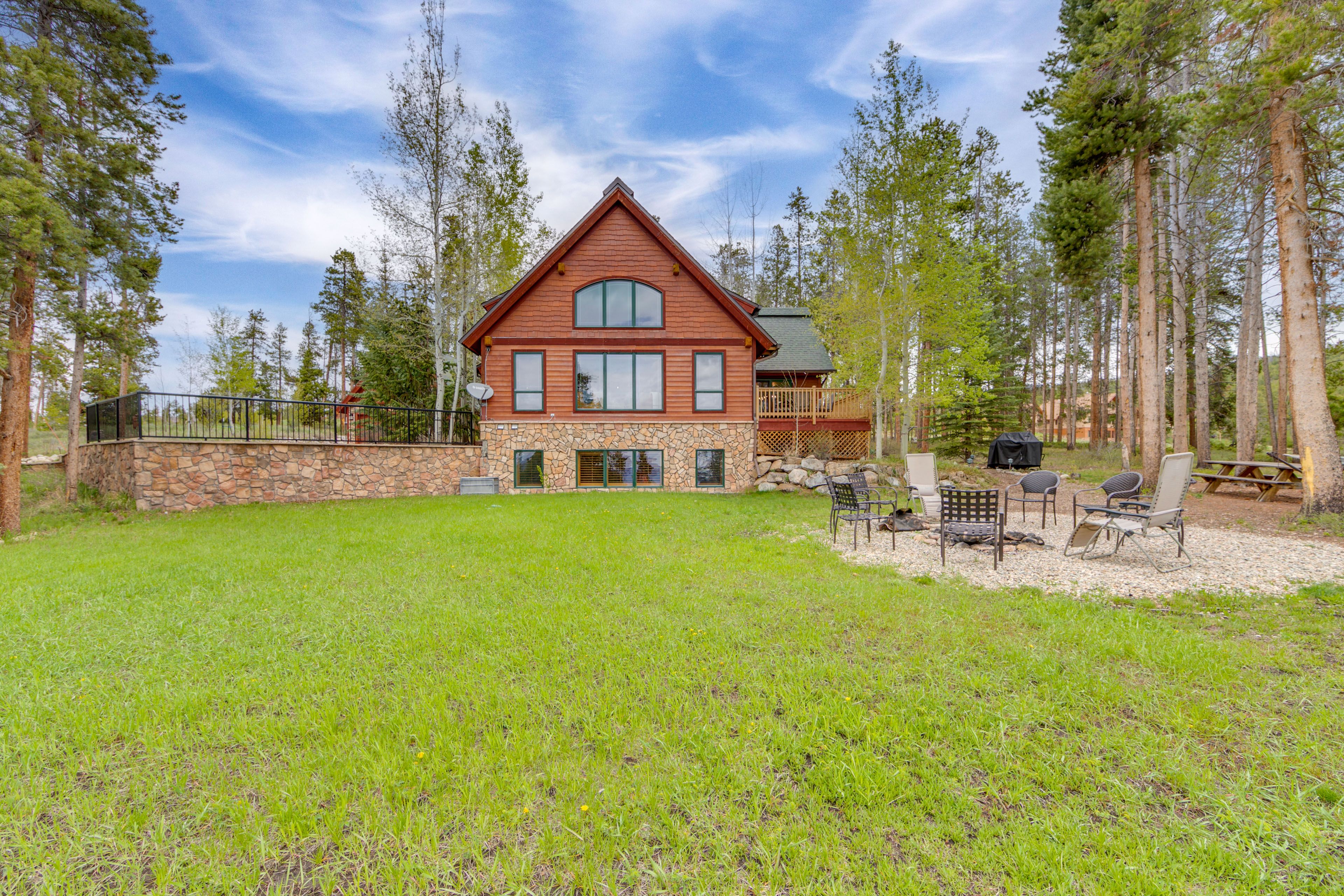 Exterior | Spacious Yard | Fire Pit | Picnic Area | Grill