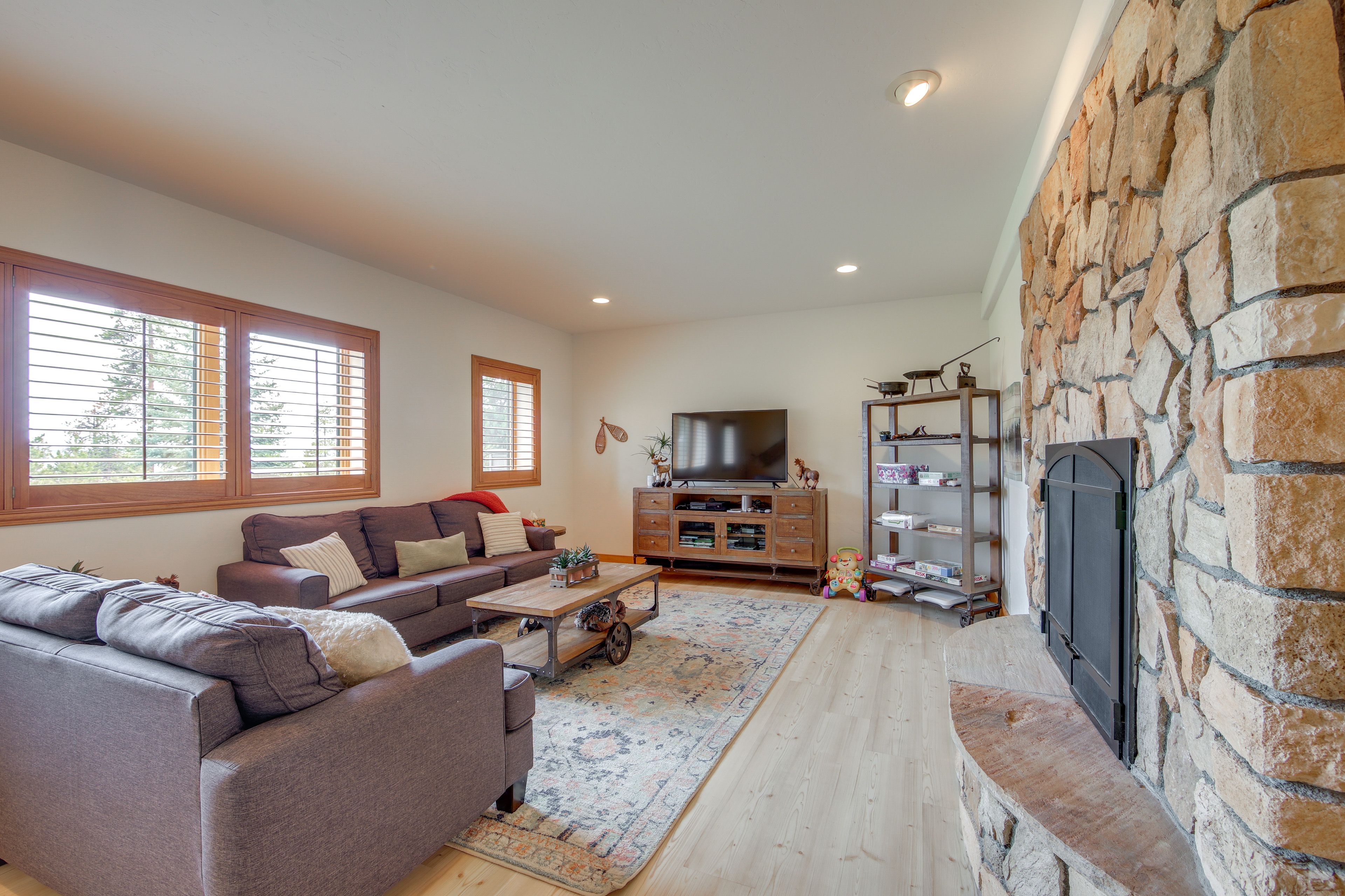Downstairs Living Room | Lower Level | Sleeper Sofa | Smart TV | Gas Fireplace