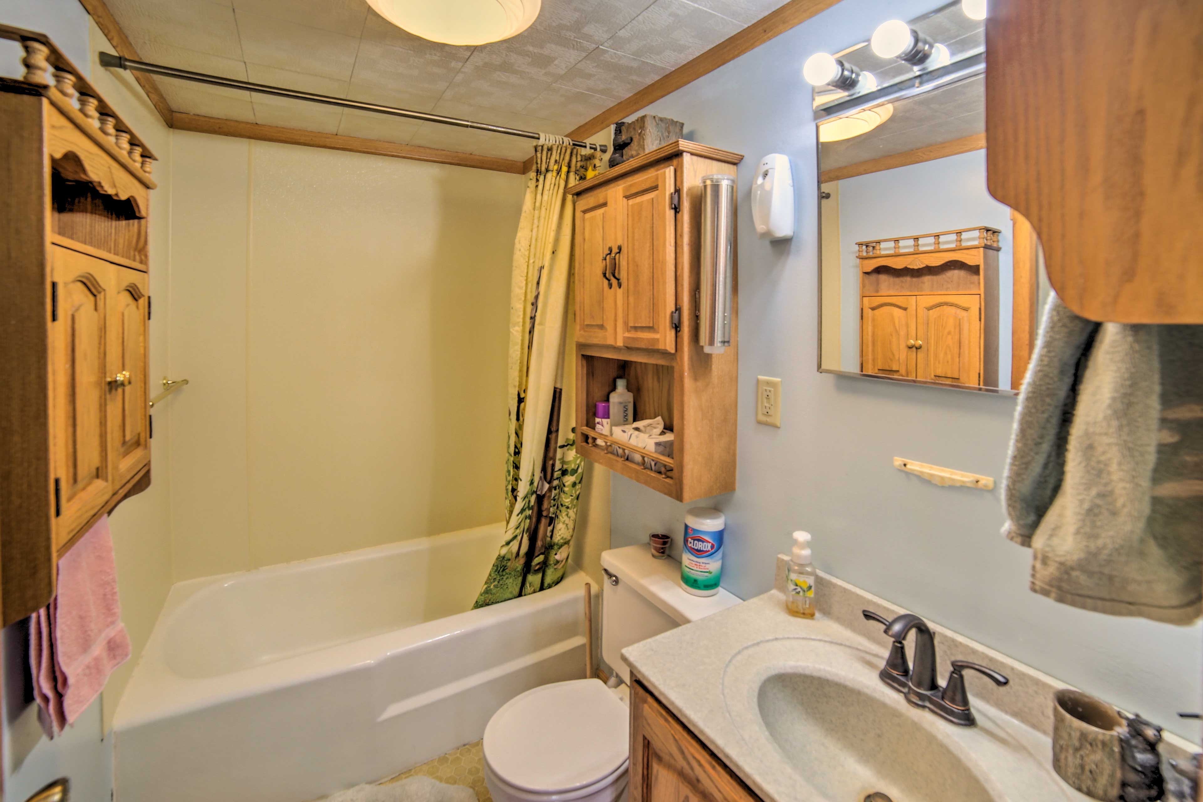 Full Bathroom | Trash Bags & Paper Towels Provided