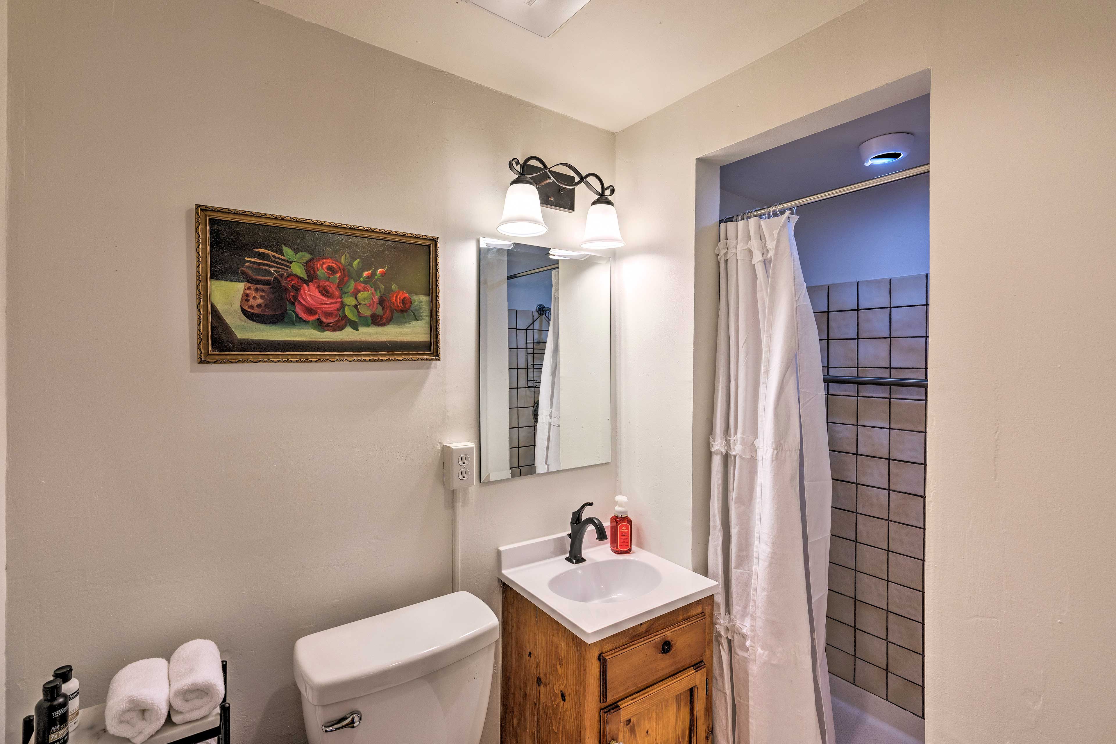 Full Bathroom | Towels Provided