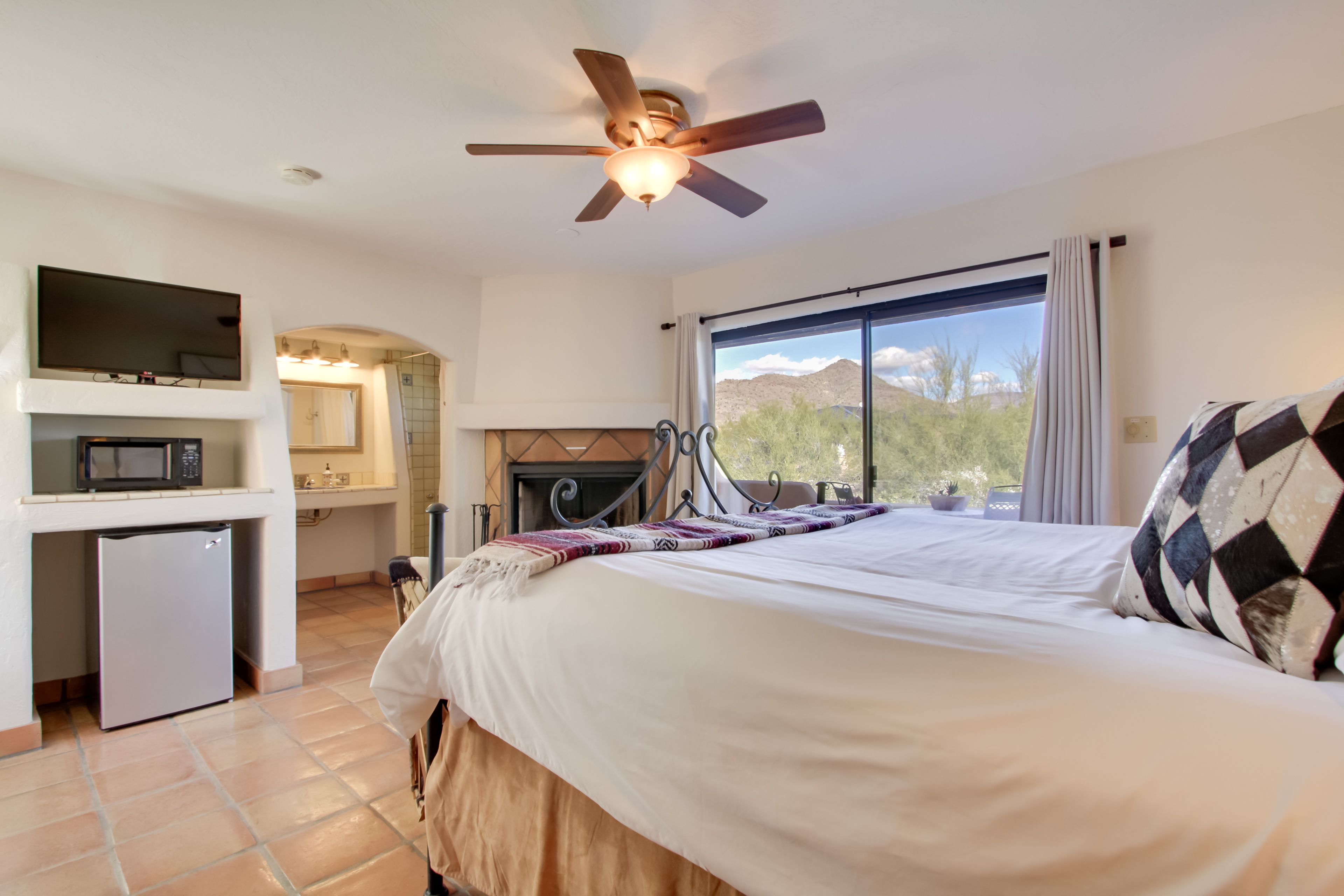 Studio | King Bed | Linens Provided | Central A/C & Heating | Smart TV
