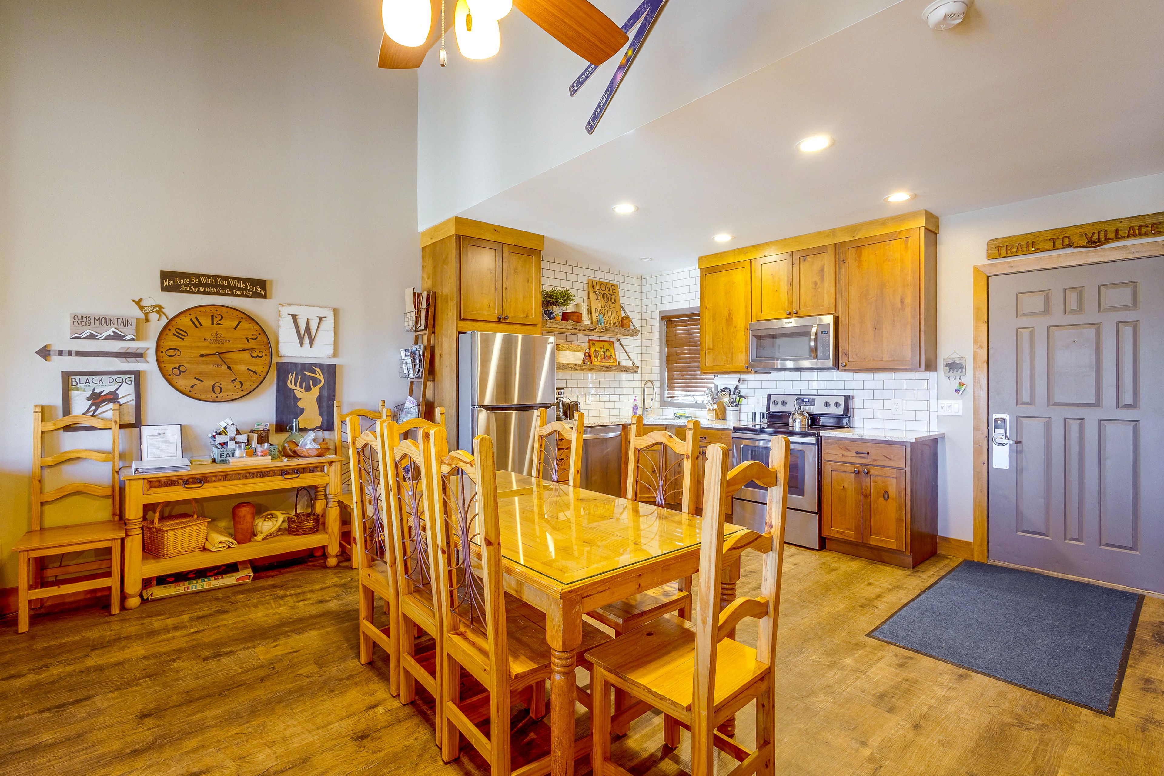 Kitchen & Dining Area | Open Floor Plan