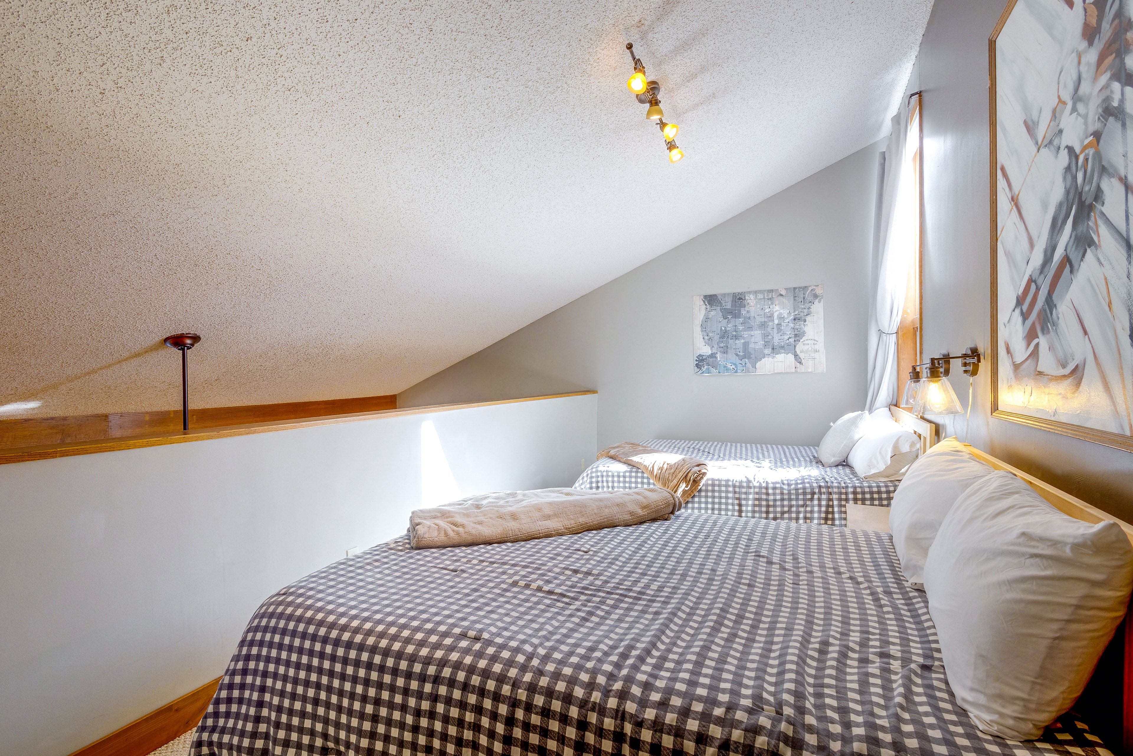 Loft | Upper Level | 2 Queen Beds
