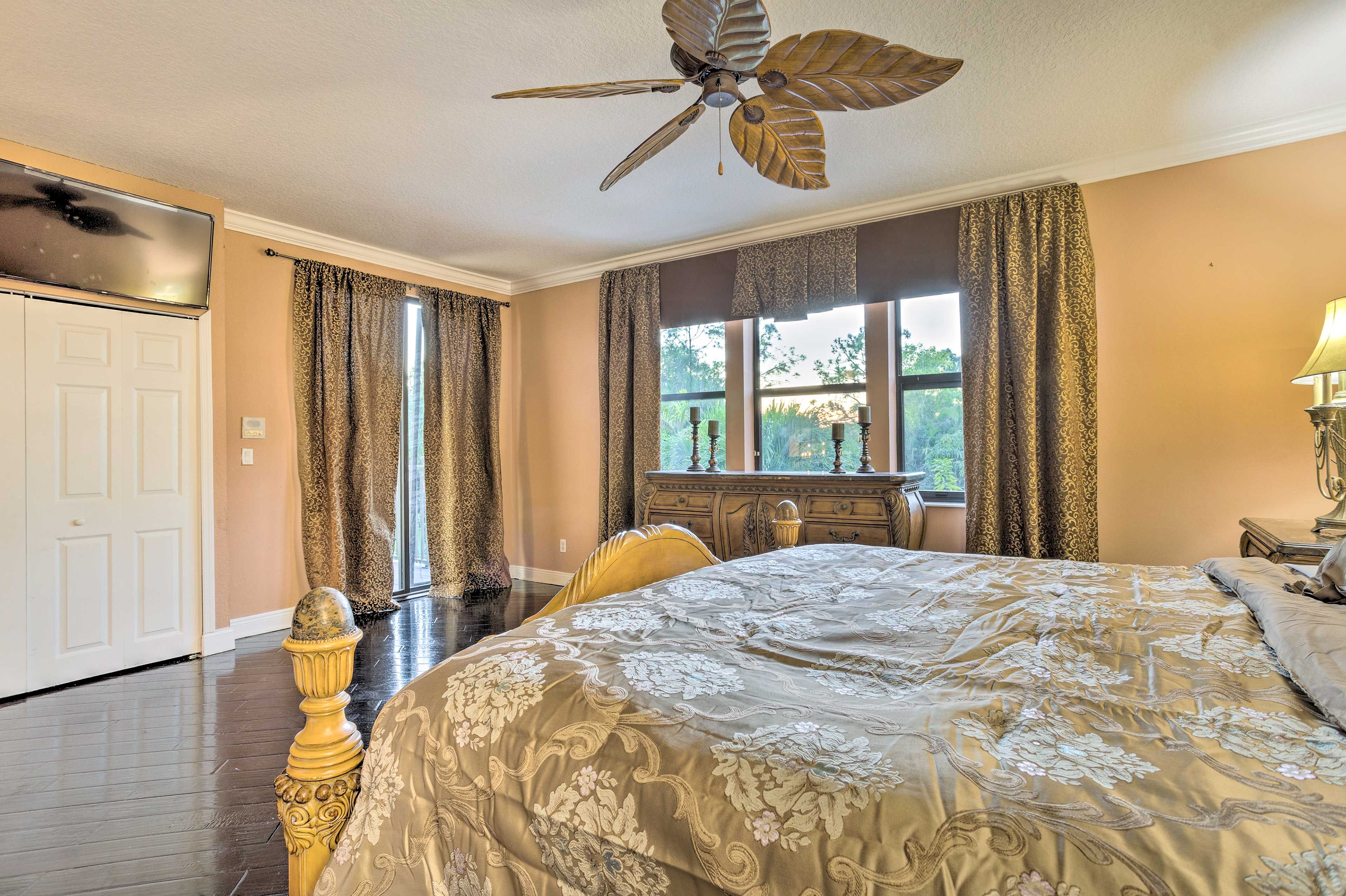 Bedroom 1 | Cable TV | Balcony-Access