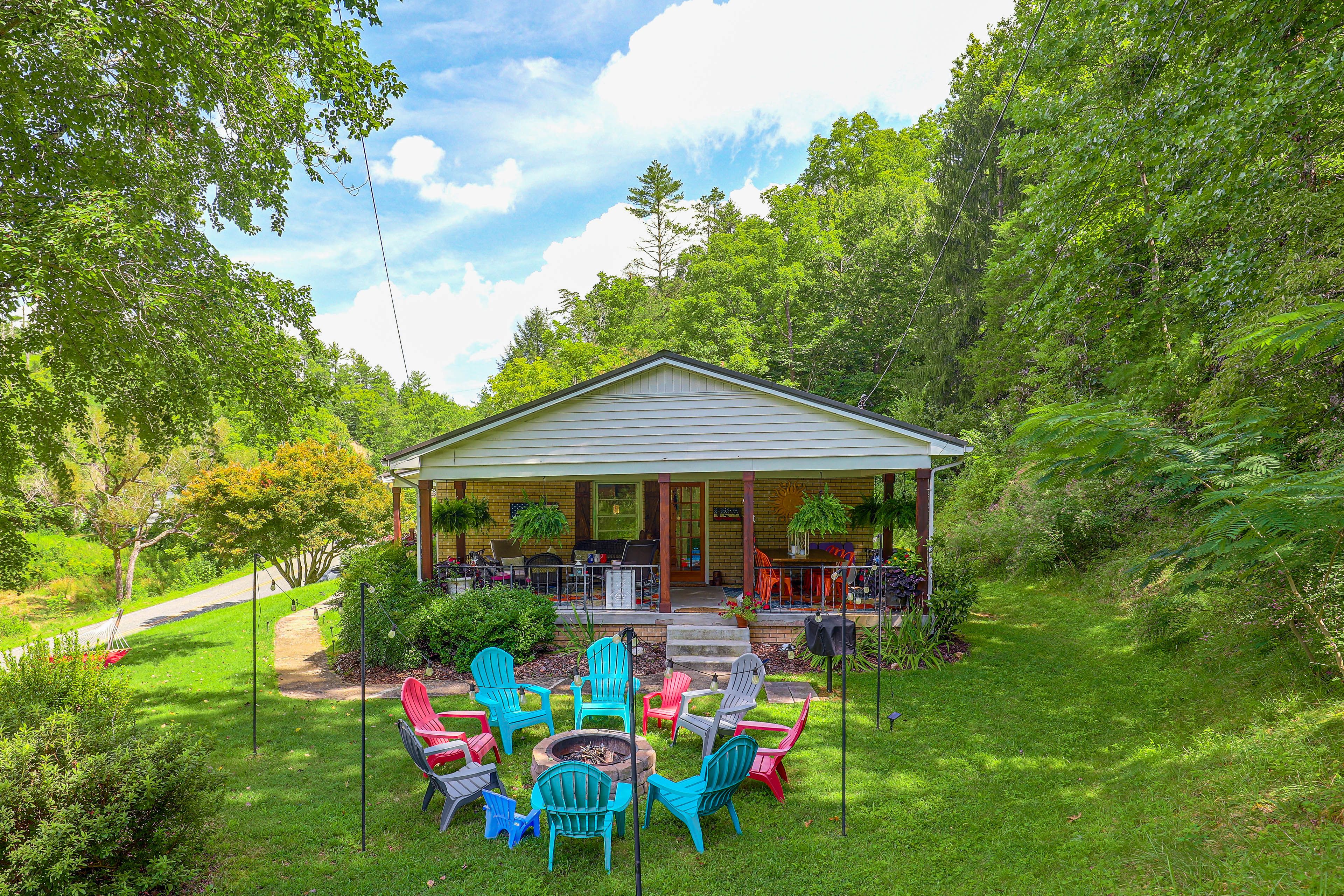 Backyard | Fire Pit | Patio | Outdoor Dining Table