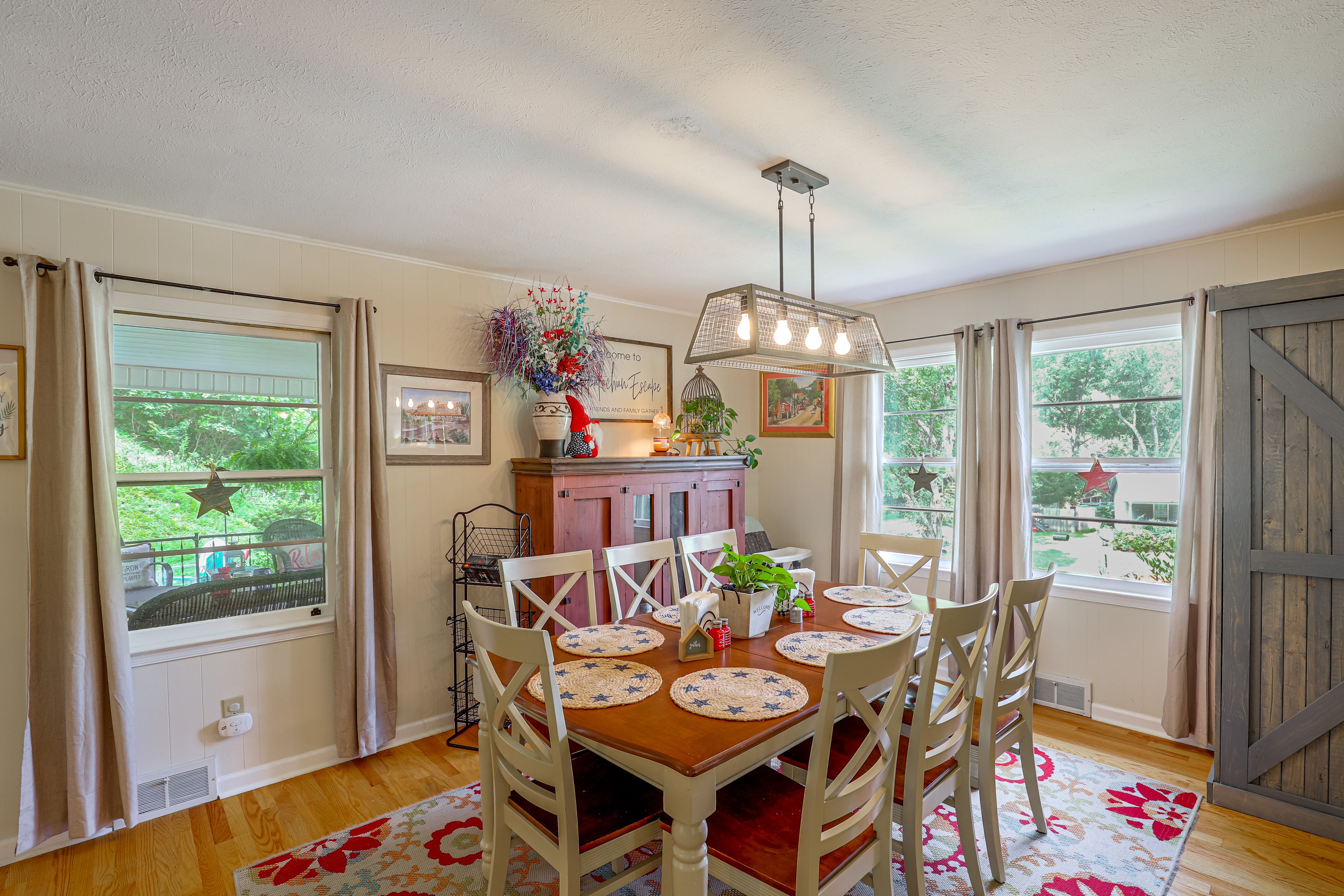 Dining Room | Dishware/Flatware Provided