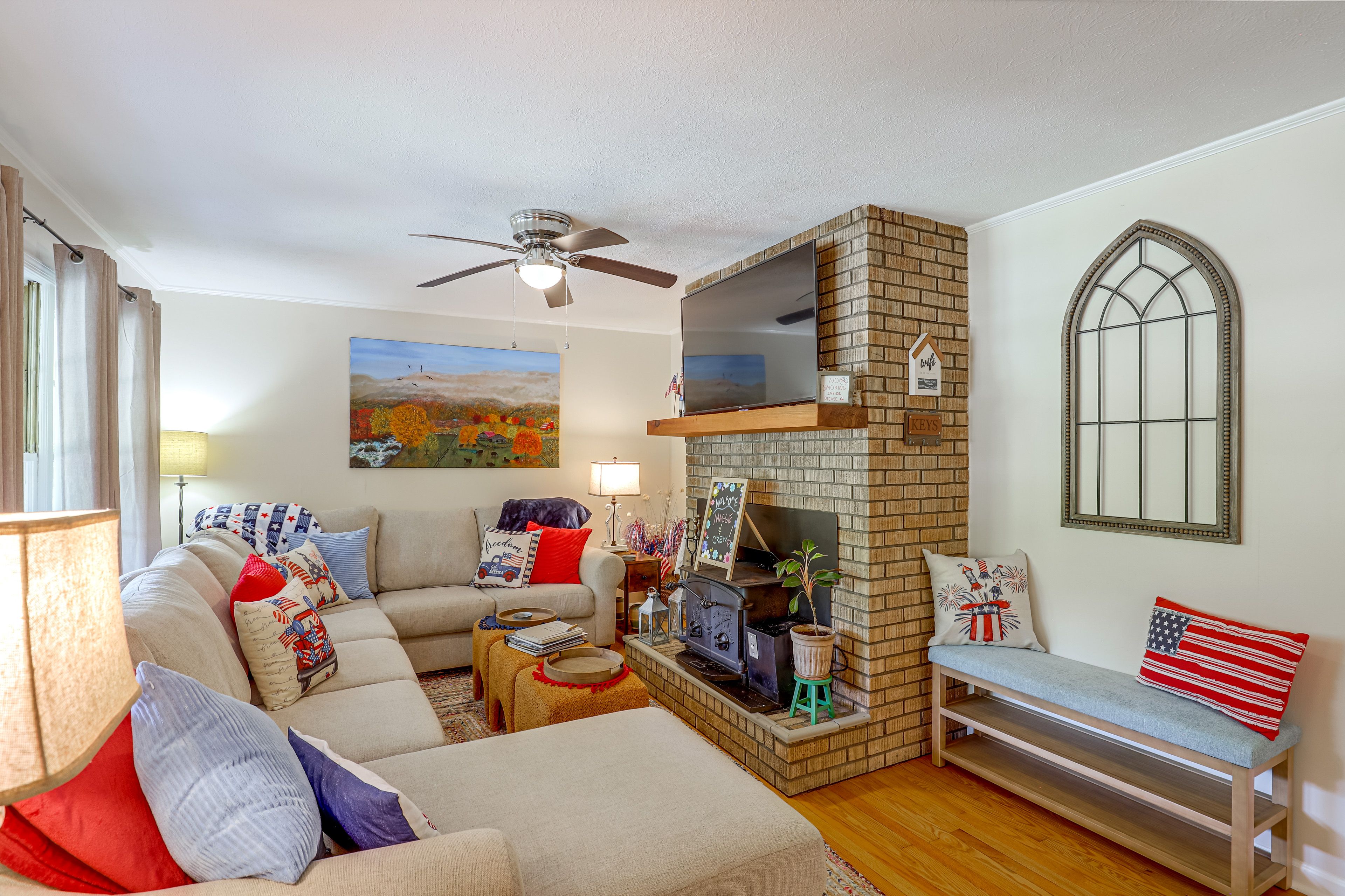 Living Room | Free WiFi | Smart TV | Full Murphy Bed