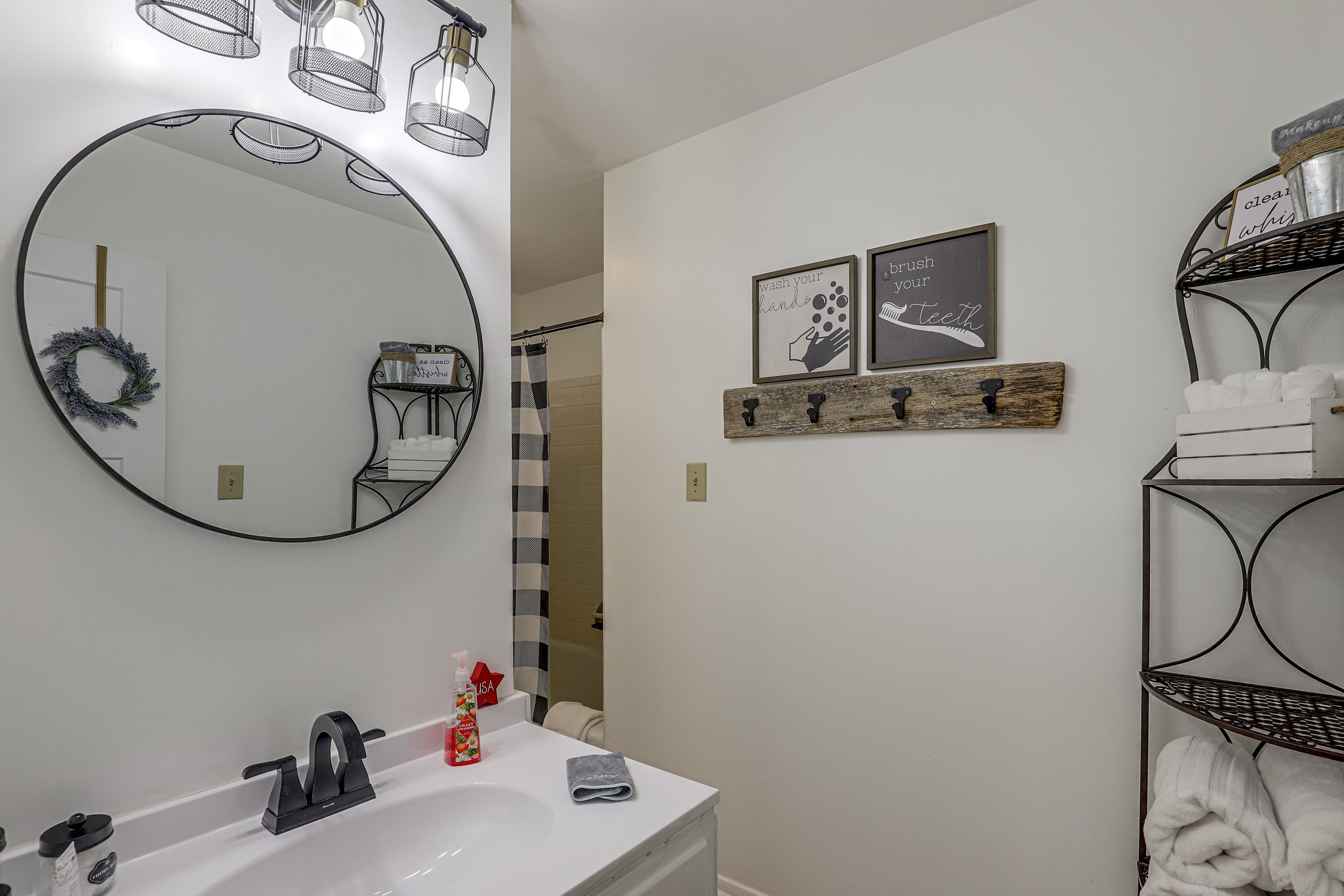 En-Suite Bathroom | Towels Provided | Complimentary Toiletries | Hair Dryer