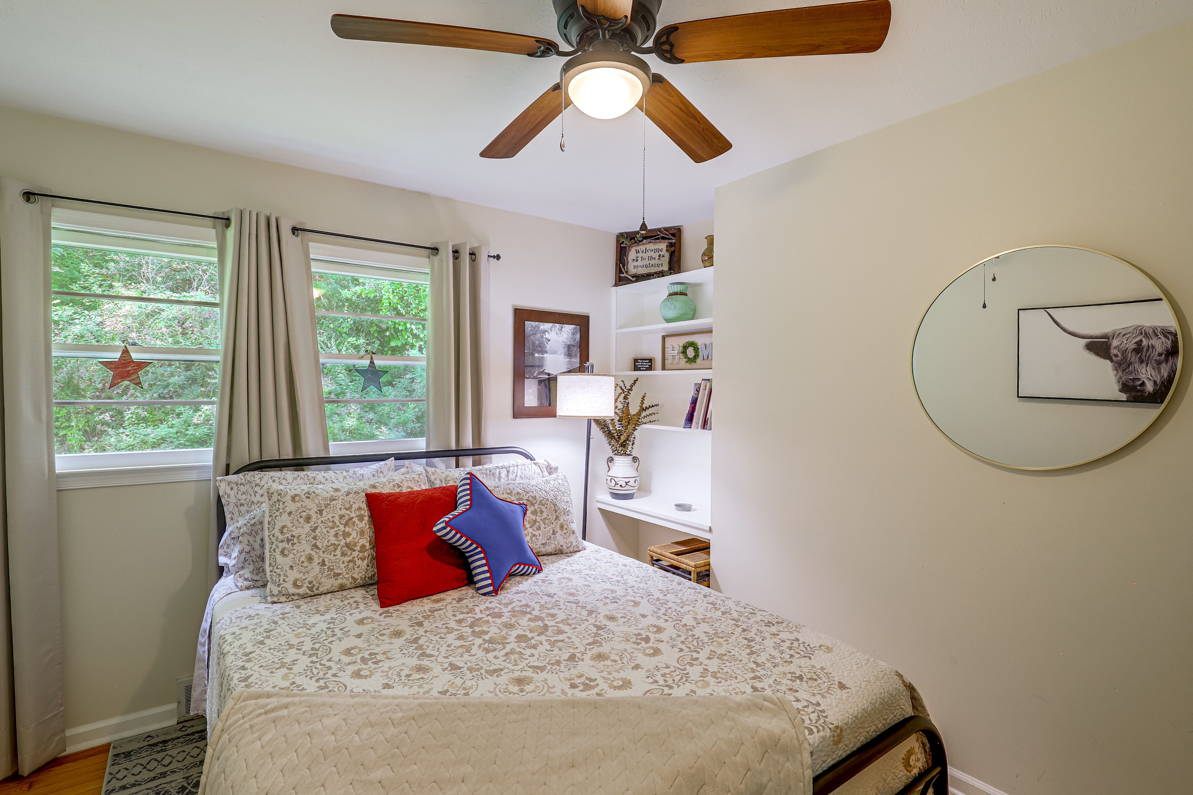 Bedroom 3 | Queen Bed