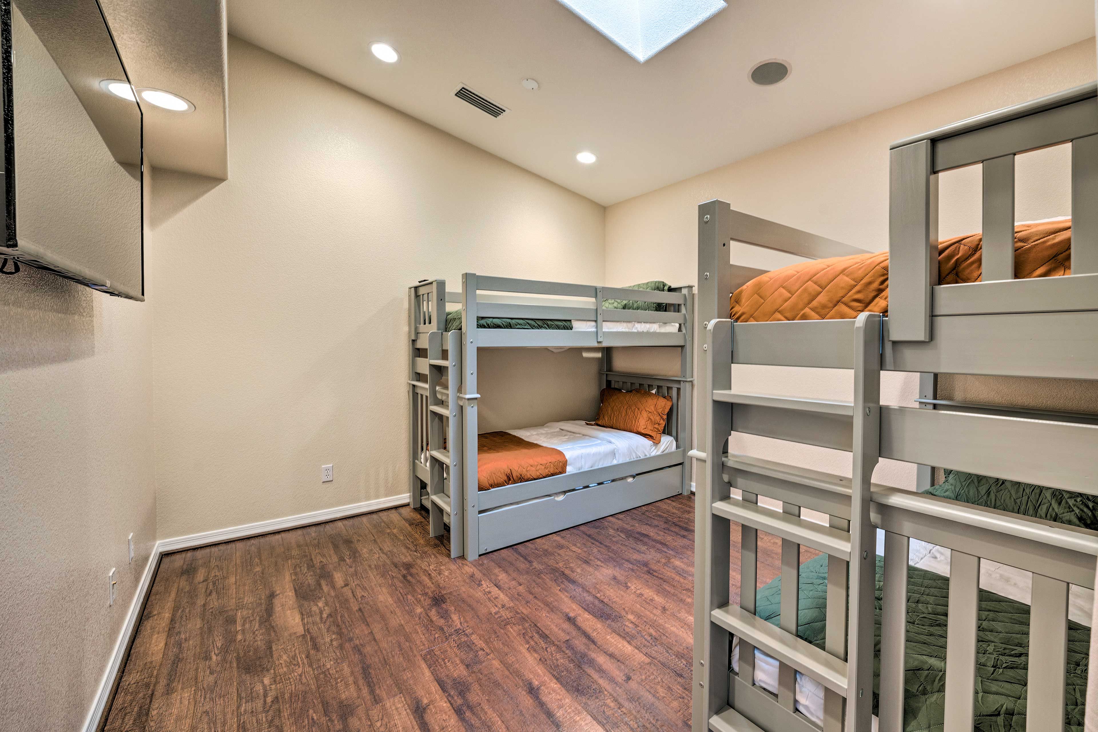 Den | 2 Twin Bunk Beds w/ Twin Trundle Beds