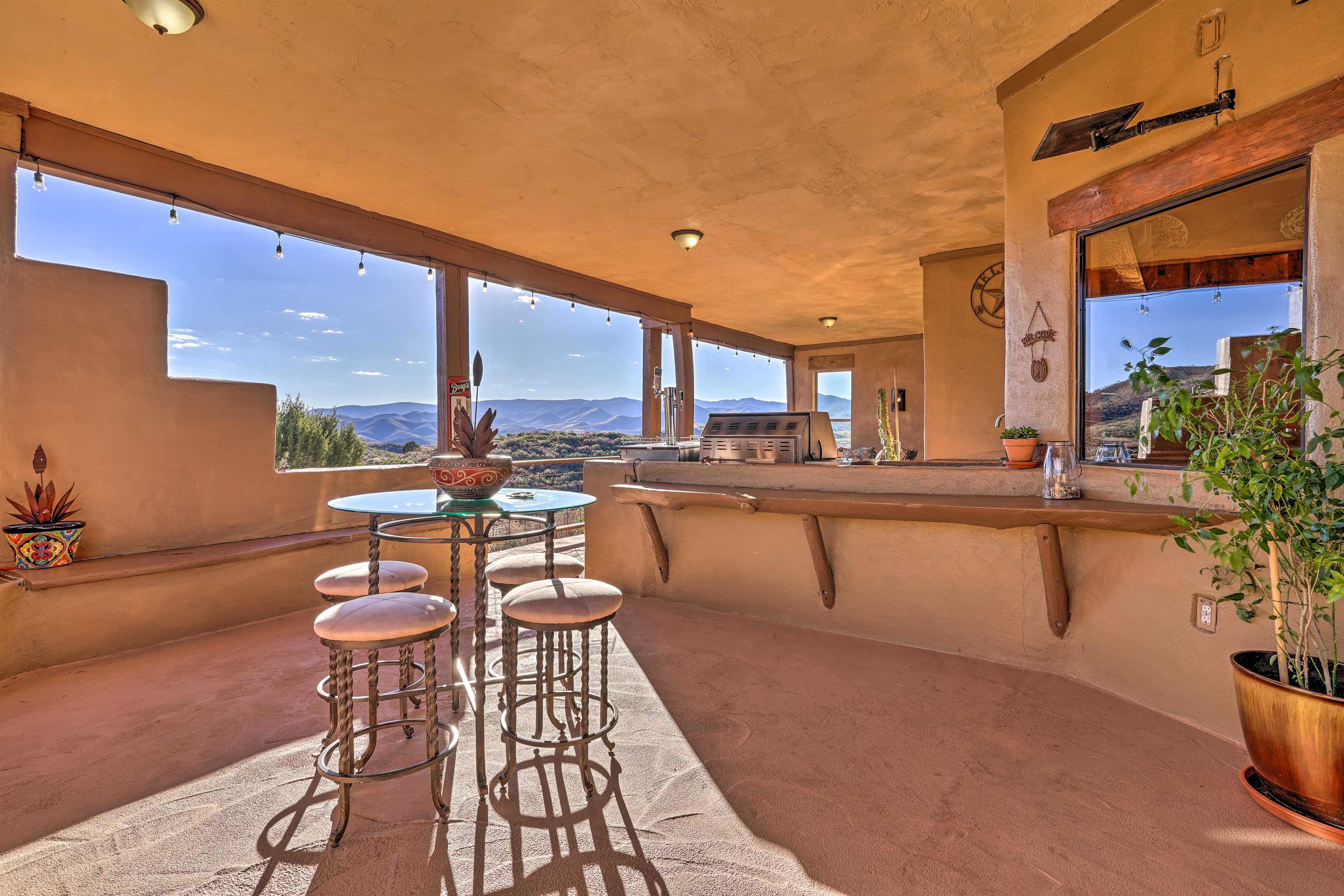 Outdoor Patio w/ Grilling and Dining Space