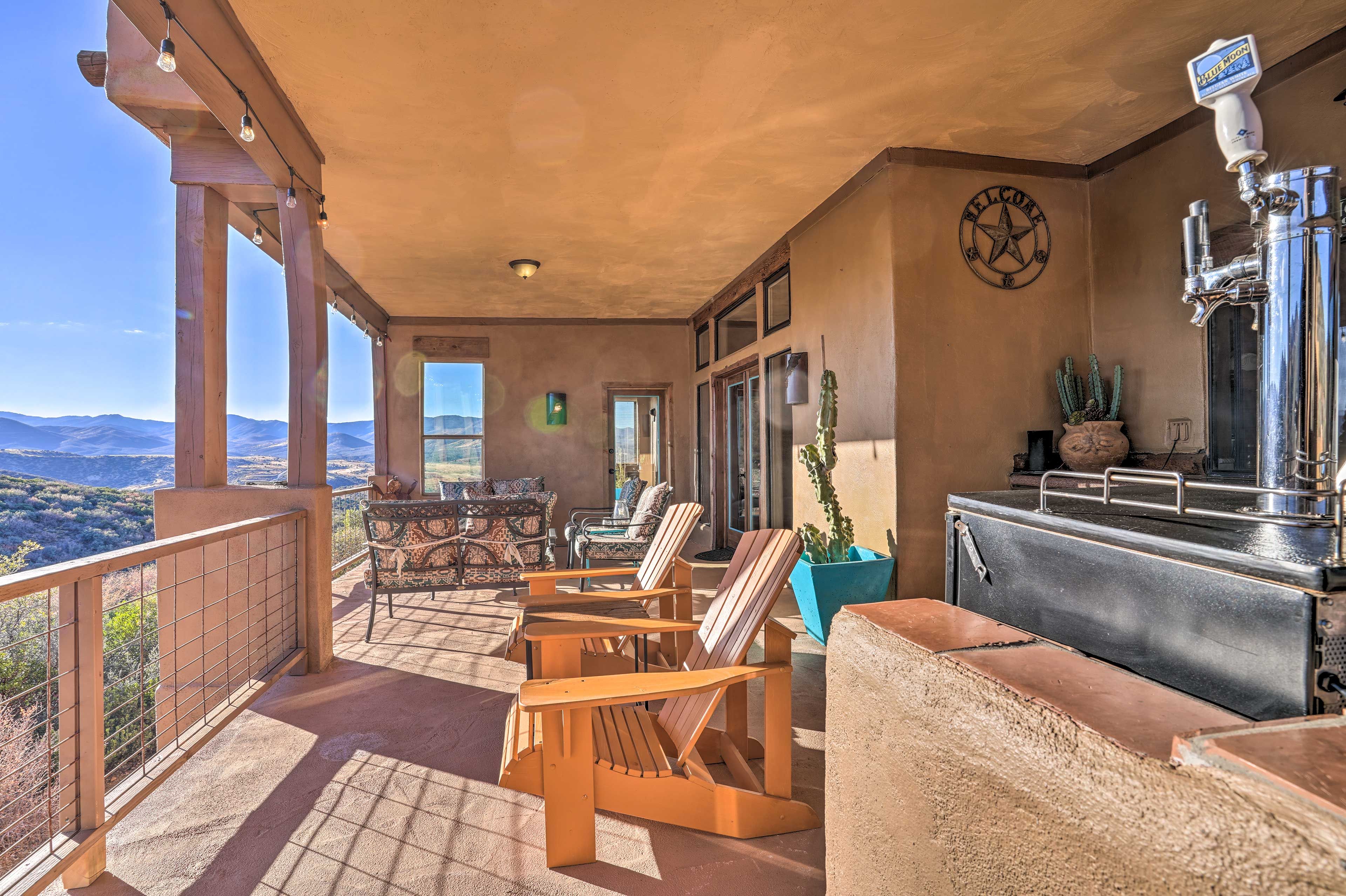 Outdoor Patio w/ Kegerator