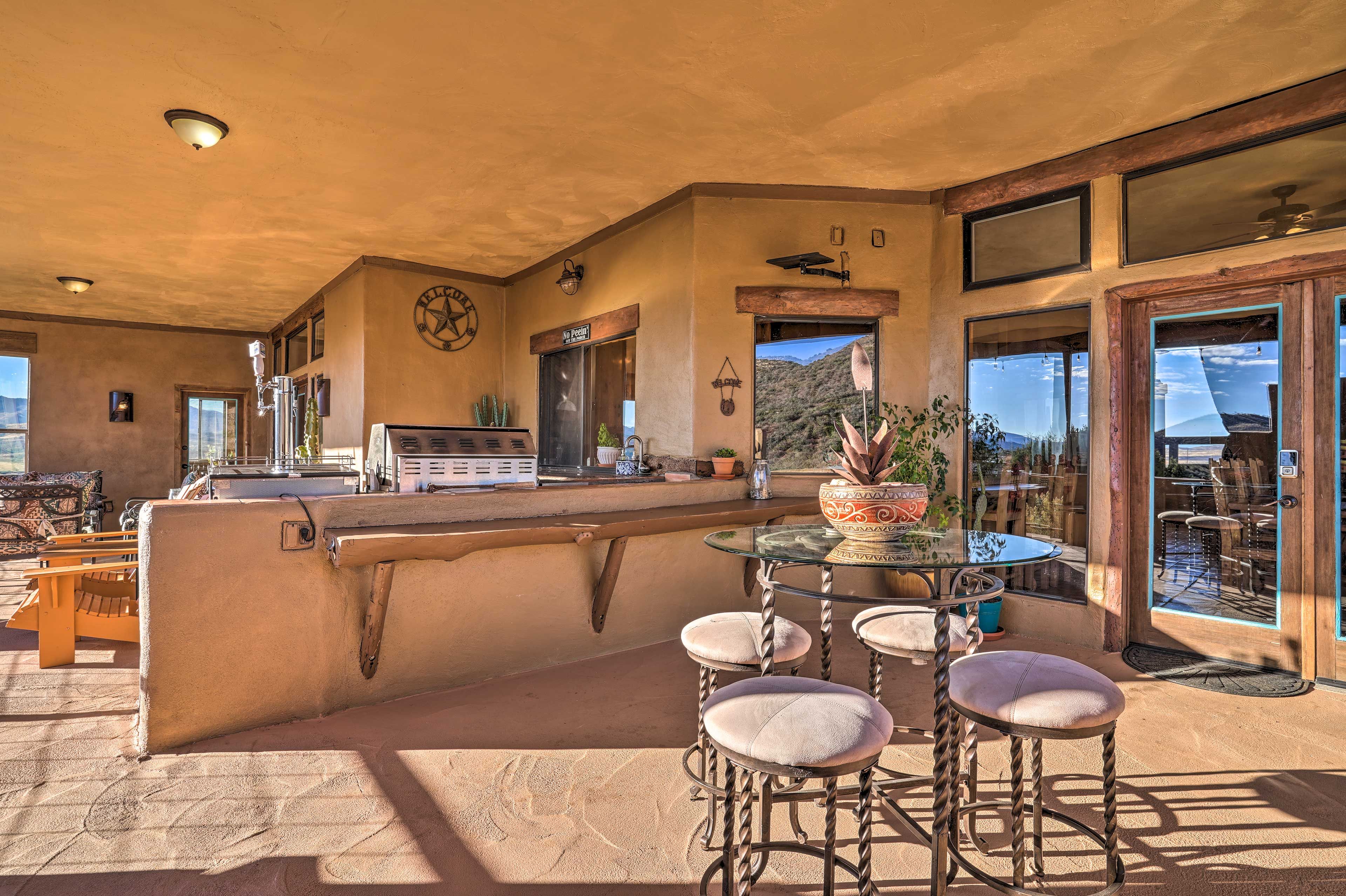 Outdoor Patio w/ Grilling and Dining Space