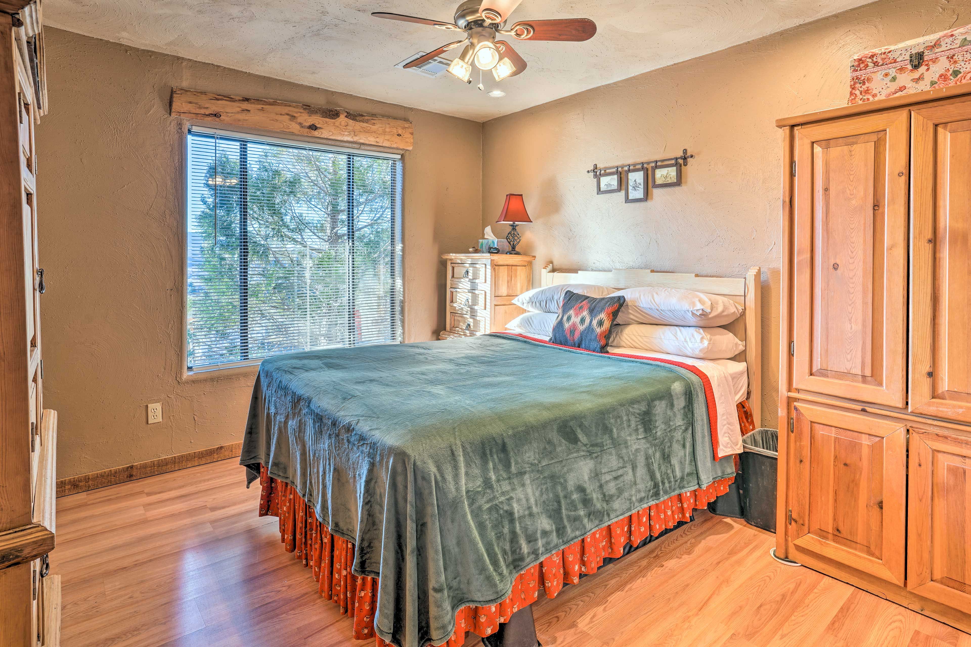 Bedroom 2 | Queen Bed