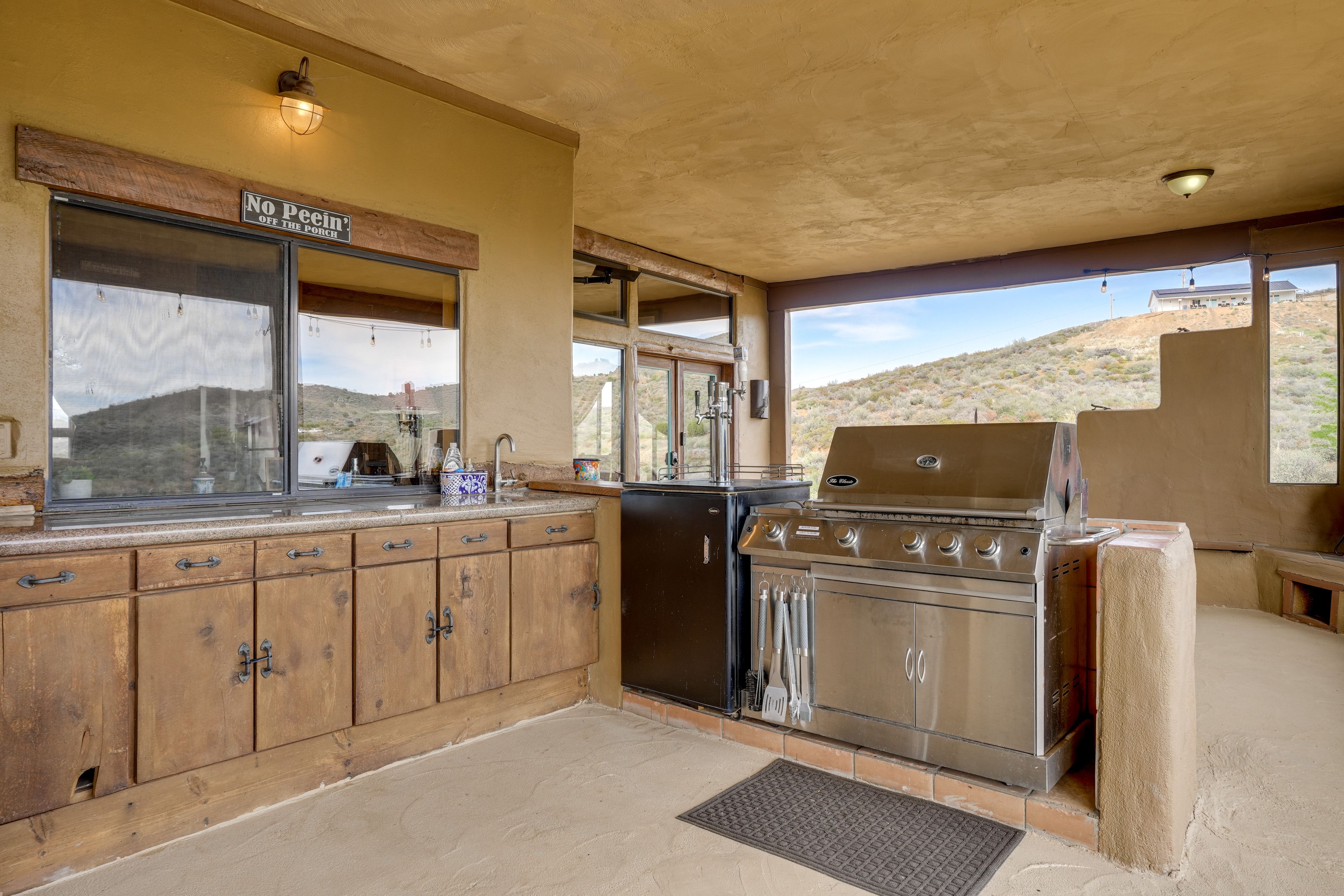 Outdoor Kitchen | Gas Grill | Mini Fridge