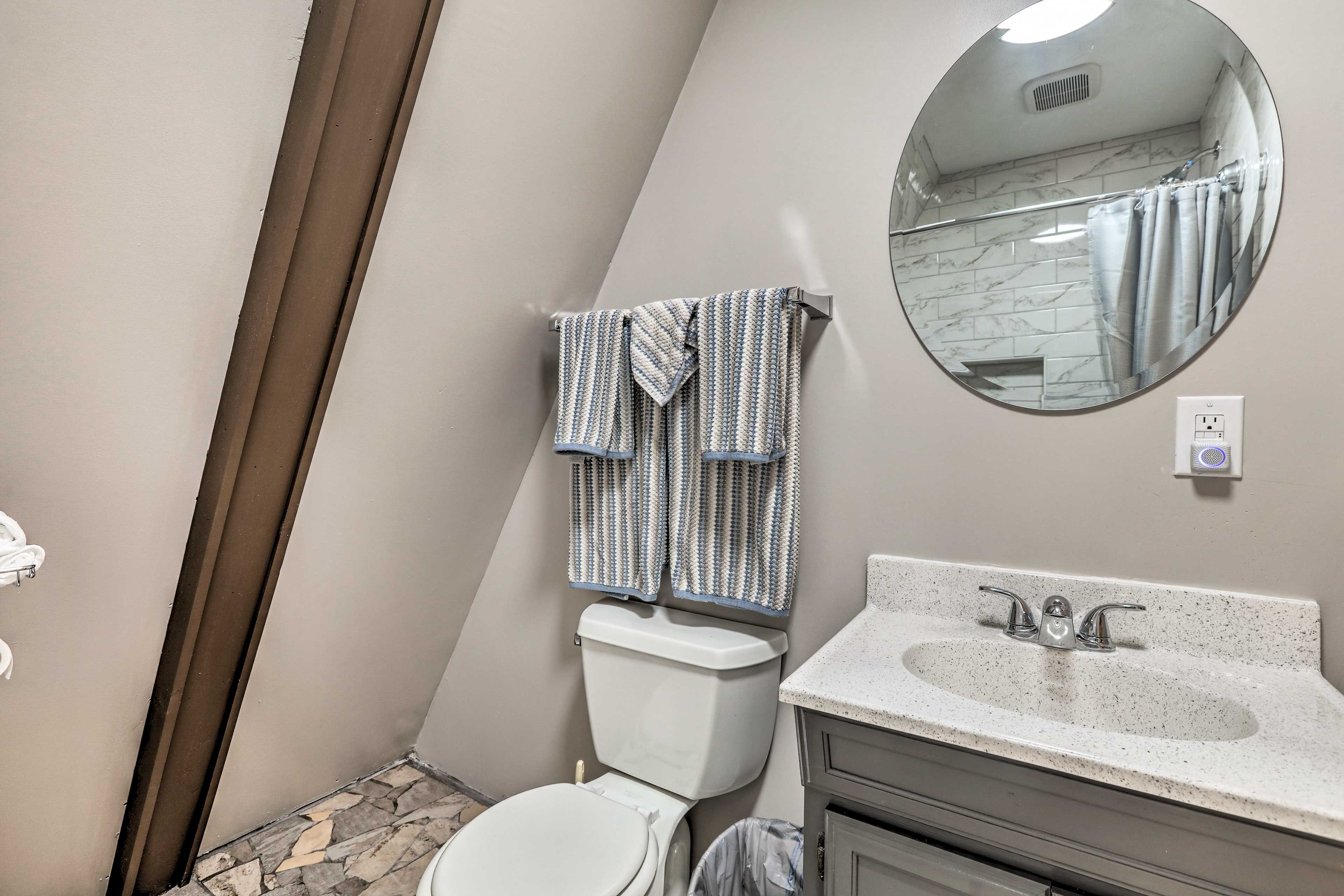 Full Bathroom | 2nd Floor