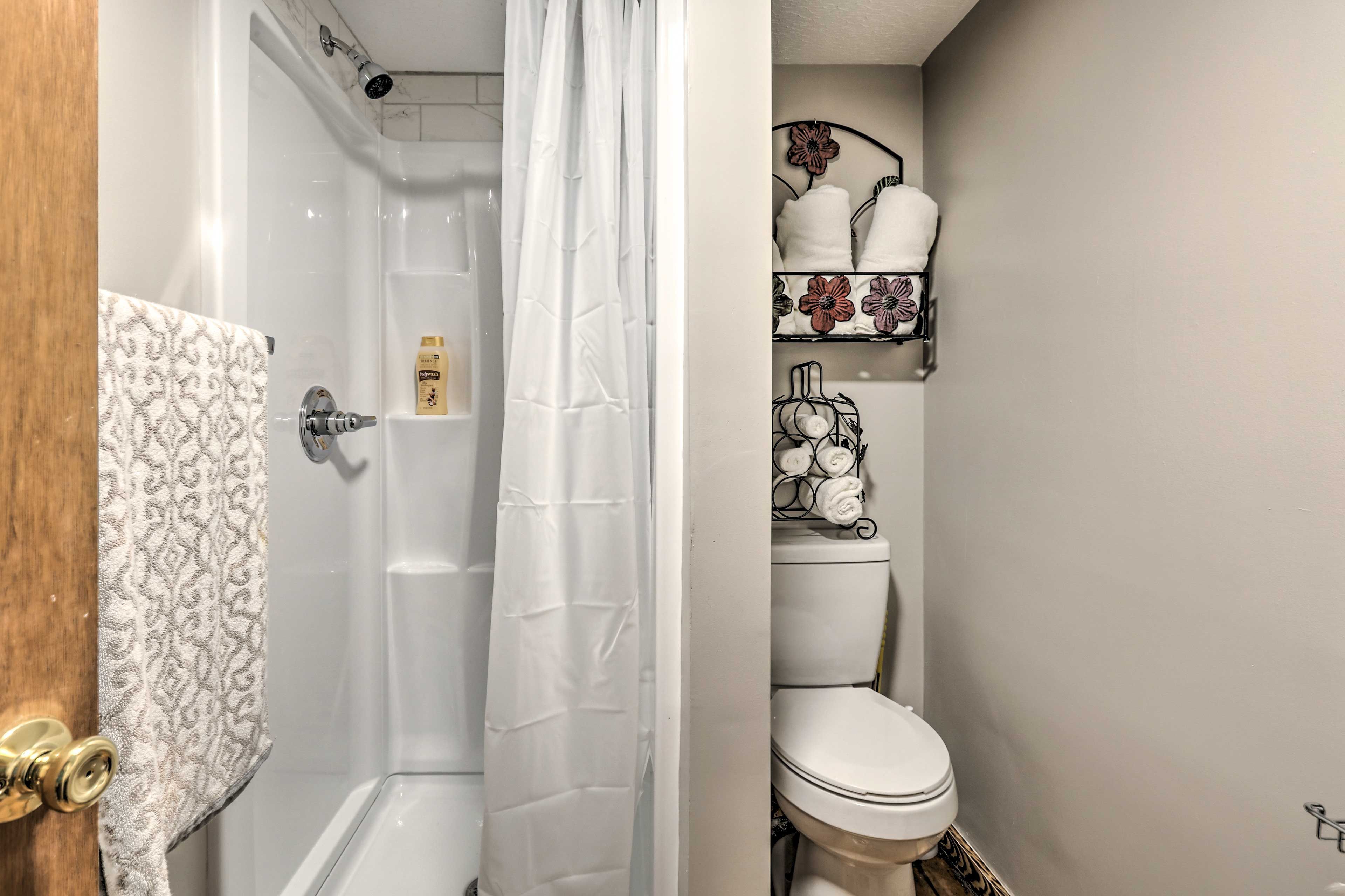 Full Bathroom | 1st Floor | Complimentary Toiletries